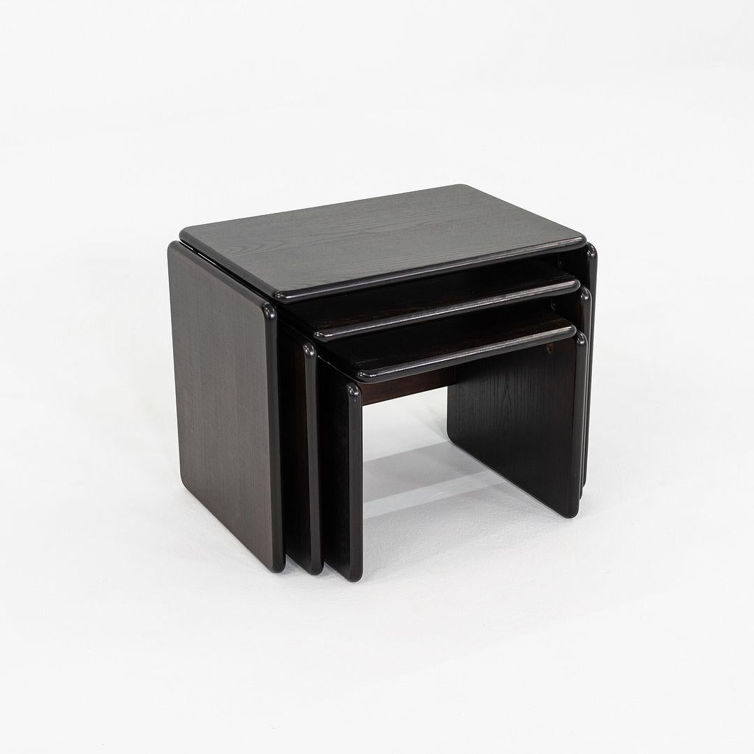 Acier 1970s Set of Three Italian Modern Ebonized Wood Nesting Tables (Ensemble de trois tables gigognes en bois ébonisé) en vente