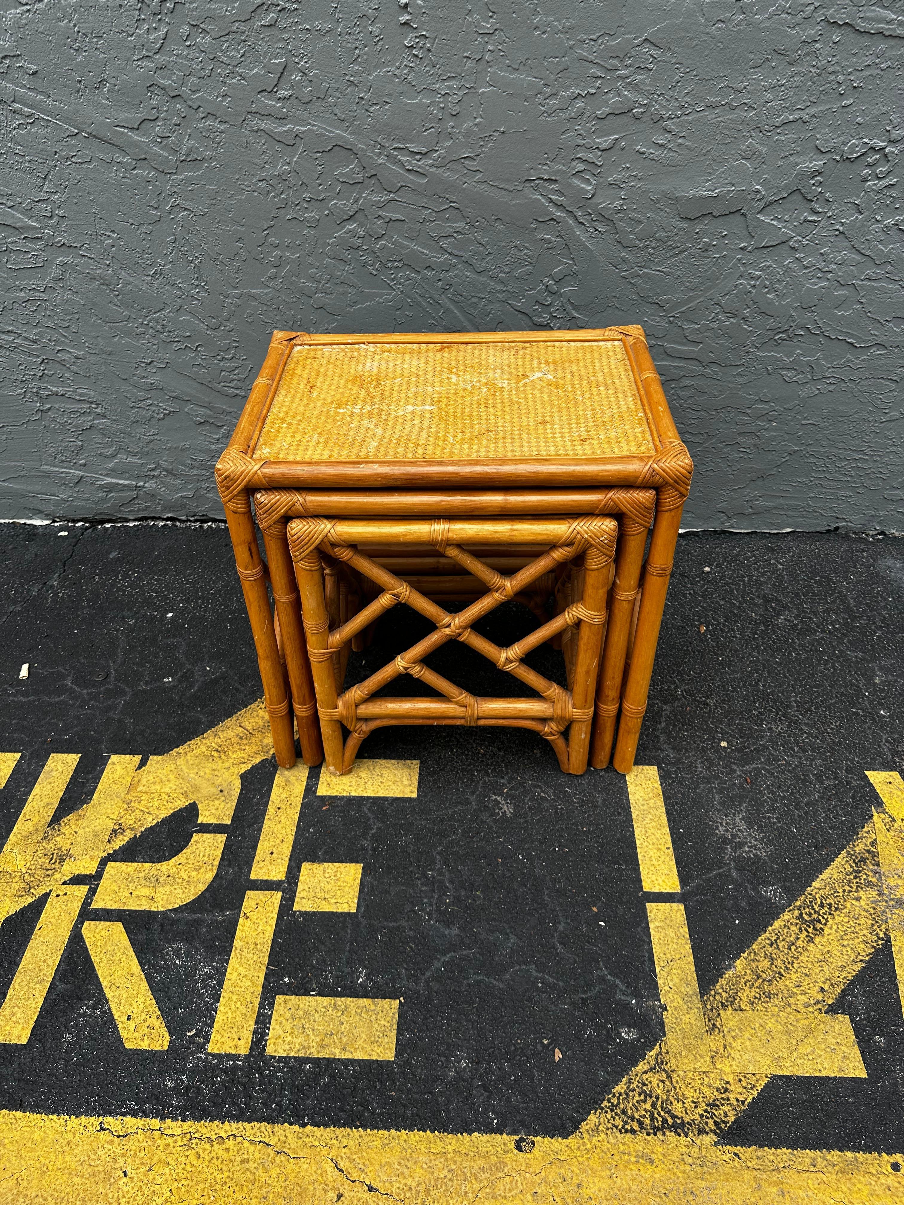 1970 Ensemble de trois tables gigognes en rotin tressé de style McGuire en vente 3