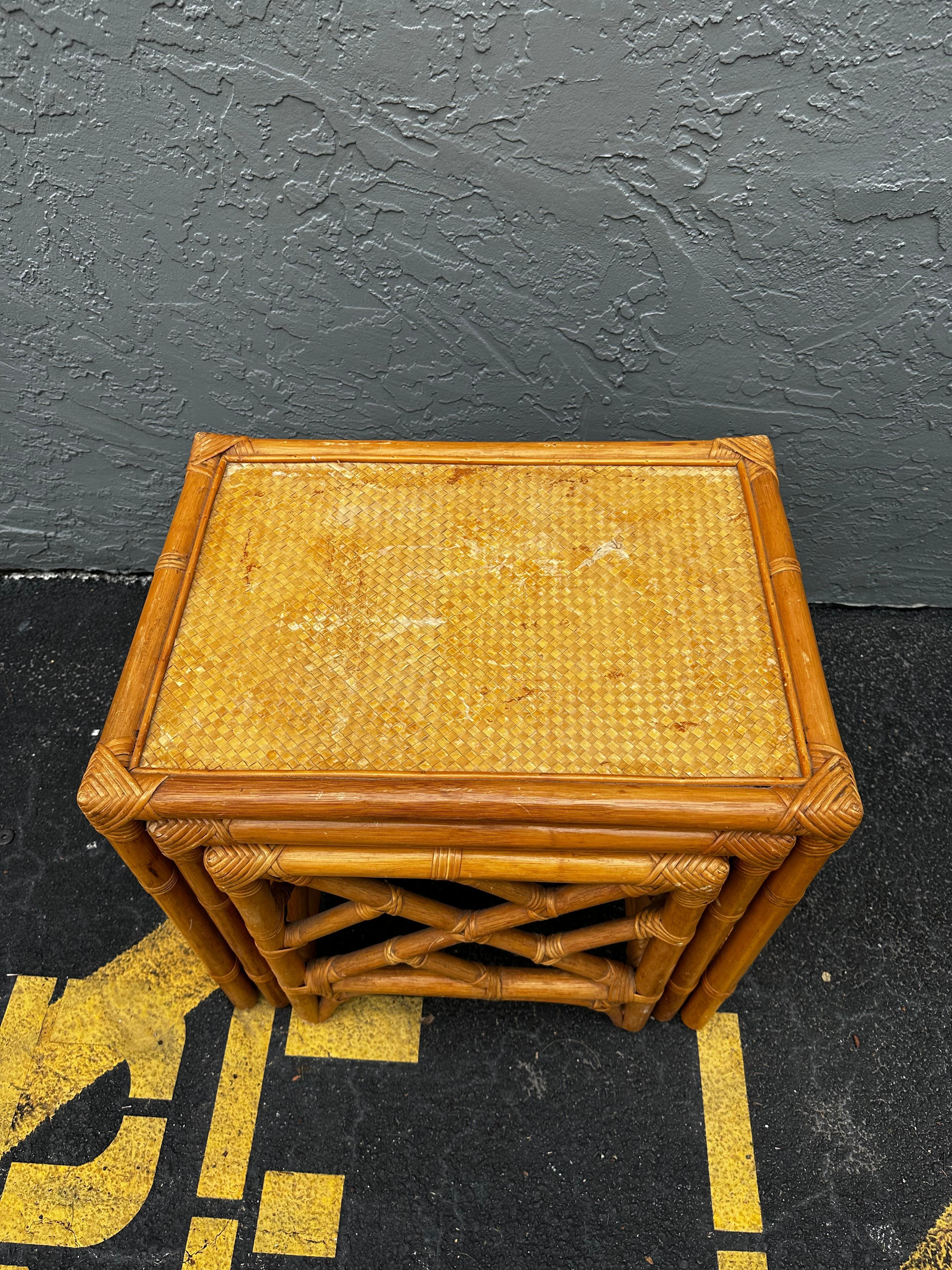 1970 Ensemble de trois tables gigognes en rotin tressé de style McGuire en vente 4