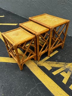 Set di tre tavolini in stile McGuire in rattan intrecciato degli anni '70