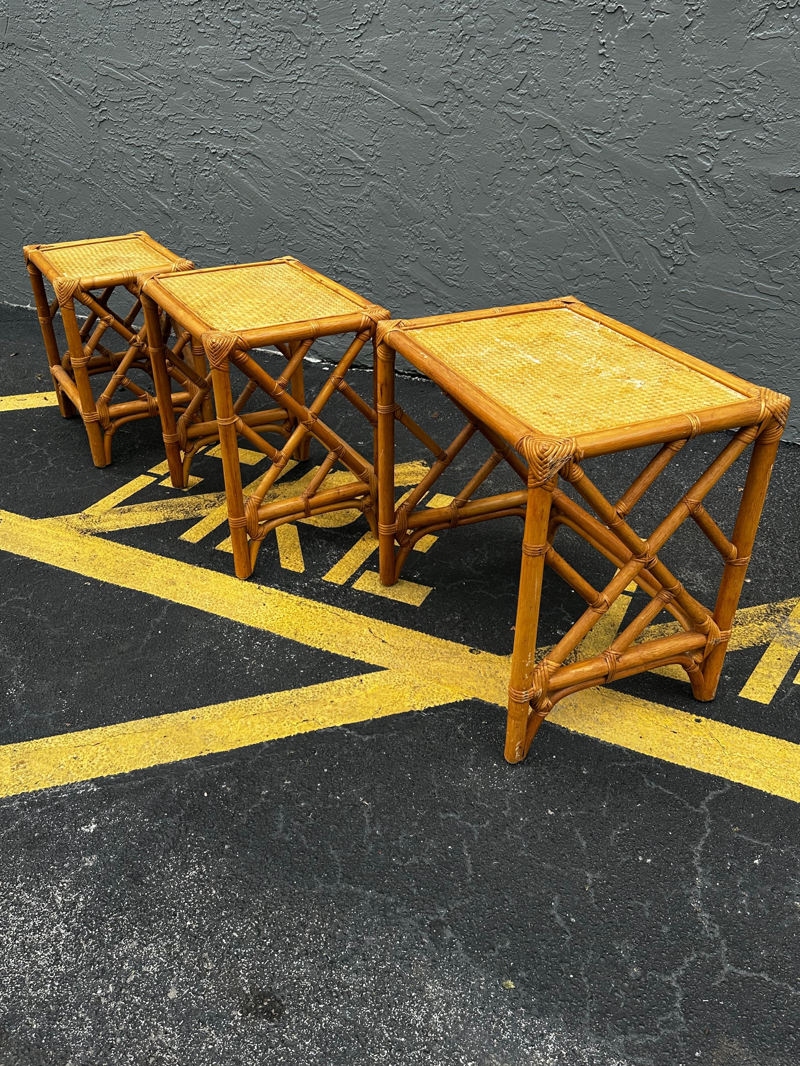 Bohème 1970 Ensemble de trois tables gigognes en rotin tressé de style McGuire en vente