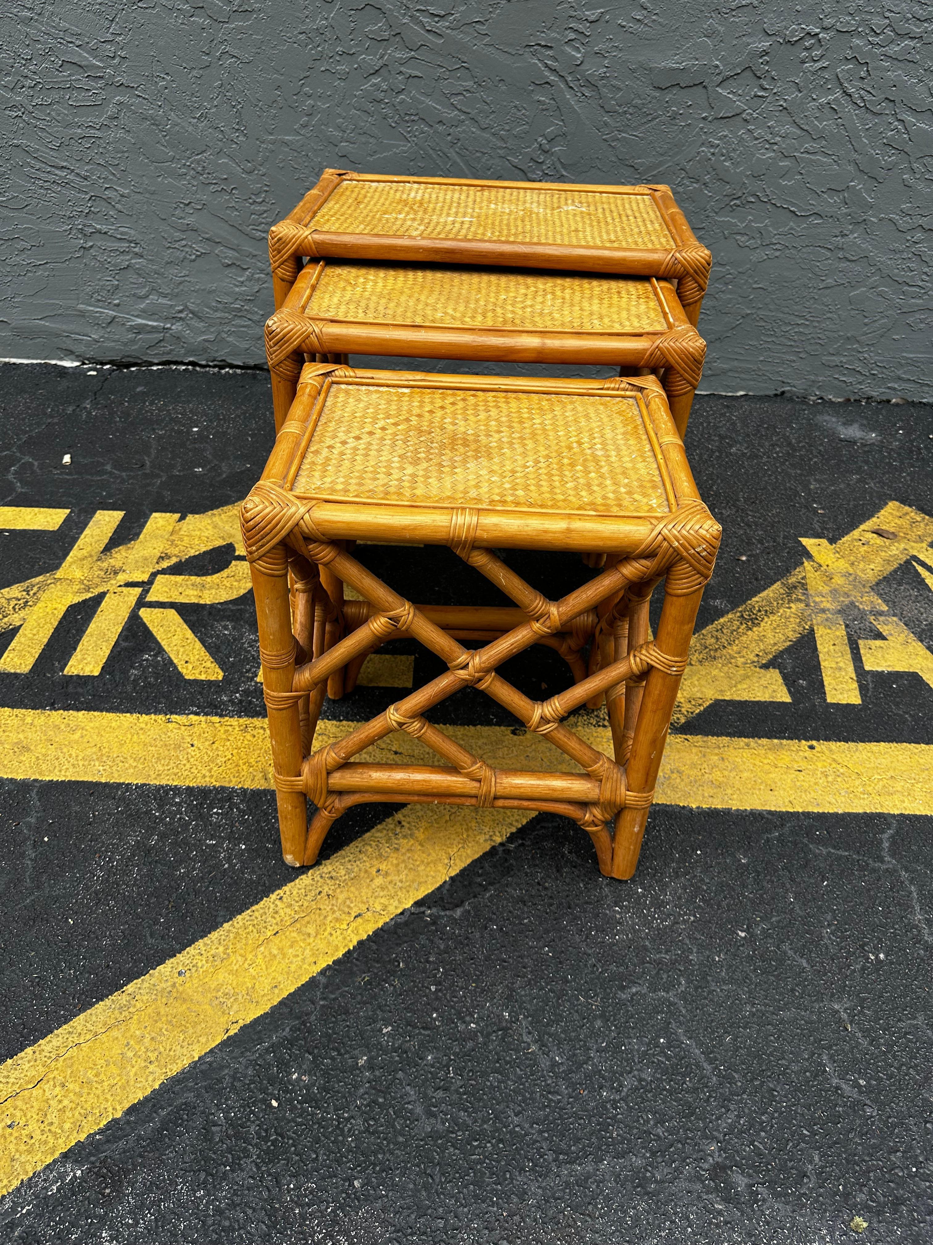 Américain 1970 Ensemble de trois tables gigognes en rotin tressé de style McGuire en vente