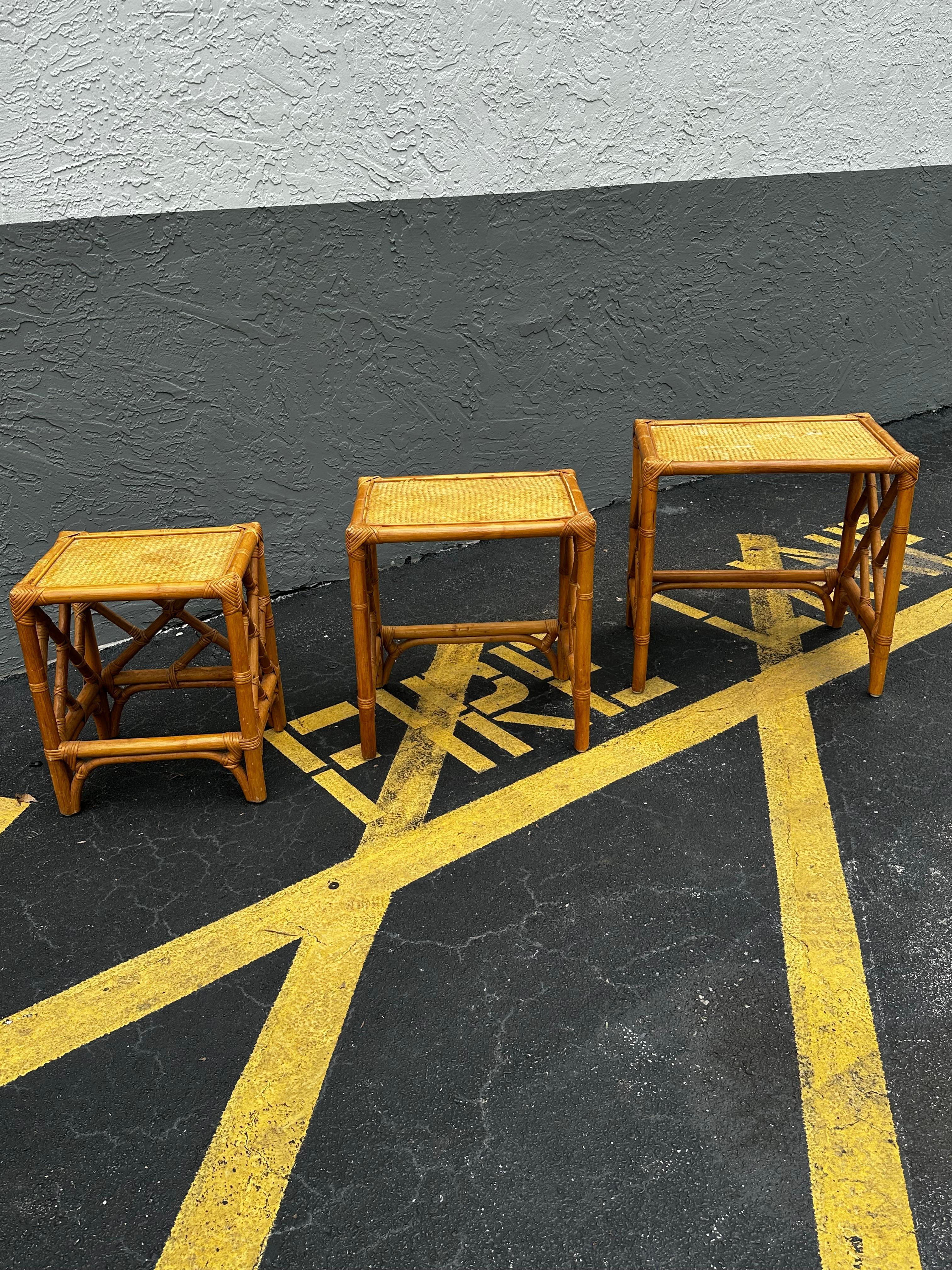 1970 Ensemble de trois tables gigognes en rotin tressé de style McGuire Bon état - En vente à Fort Lauderdale, FL