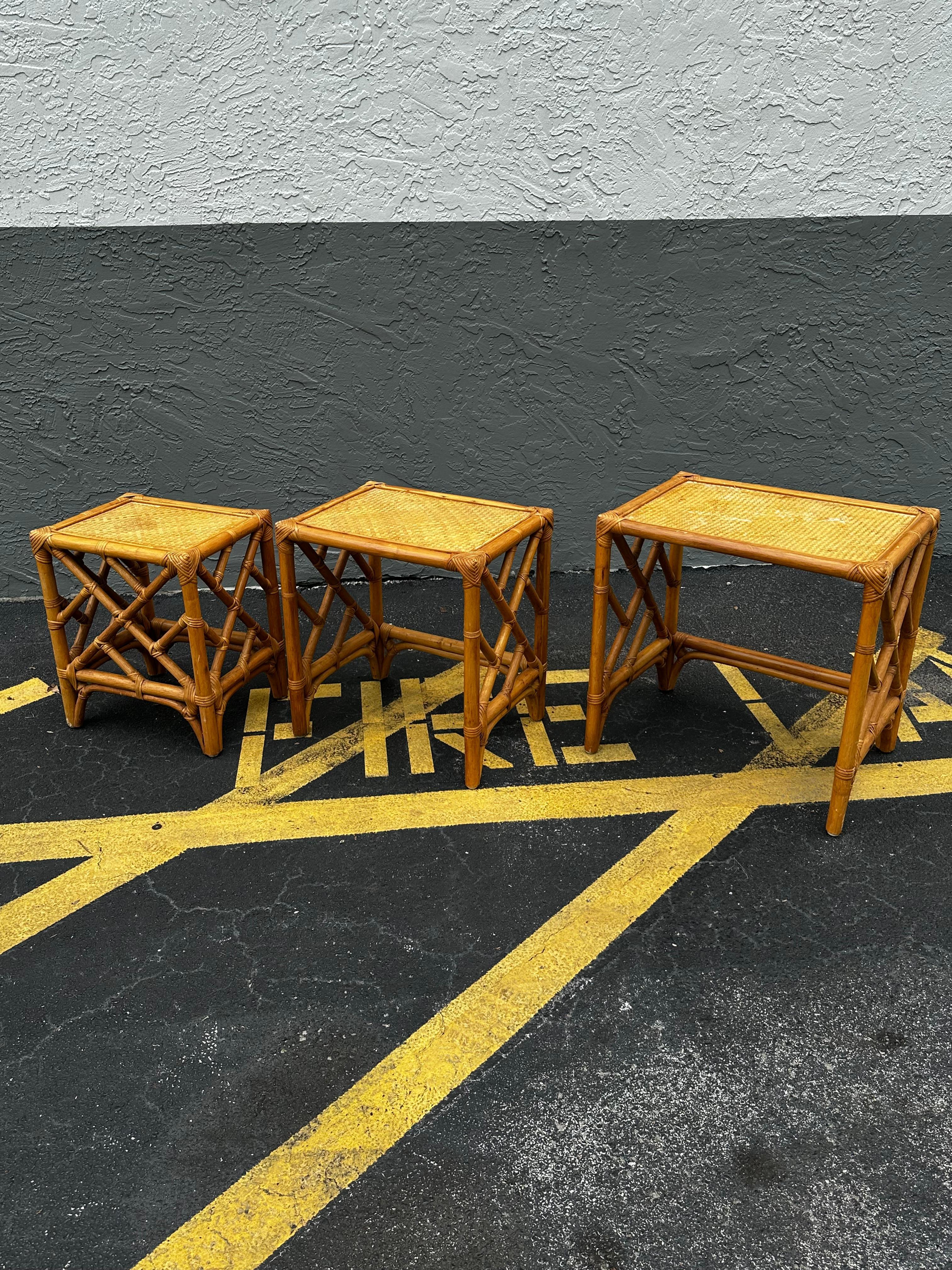 Fin du 20e siècle 1970 Ensemble de trois tables gigognes en rotin tressé de style McGuire en vente