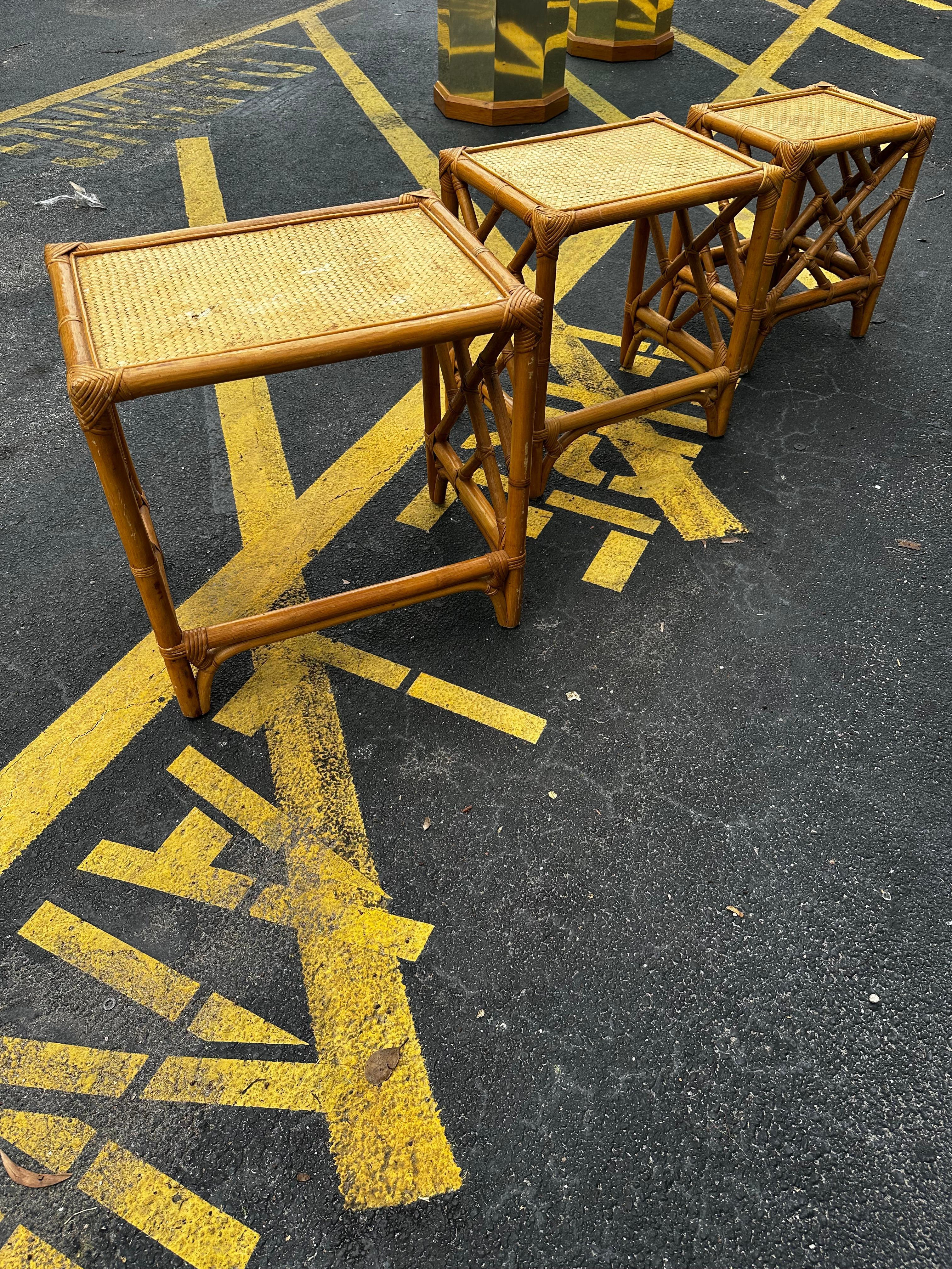 Rotin 1970 Ensemble de trois tables gigognes en rotin tressé de style McGuire en vente