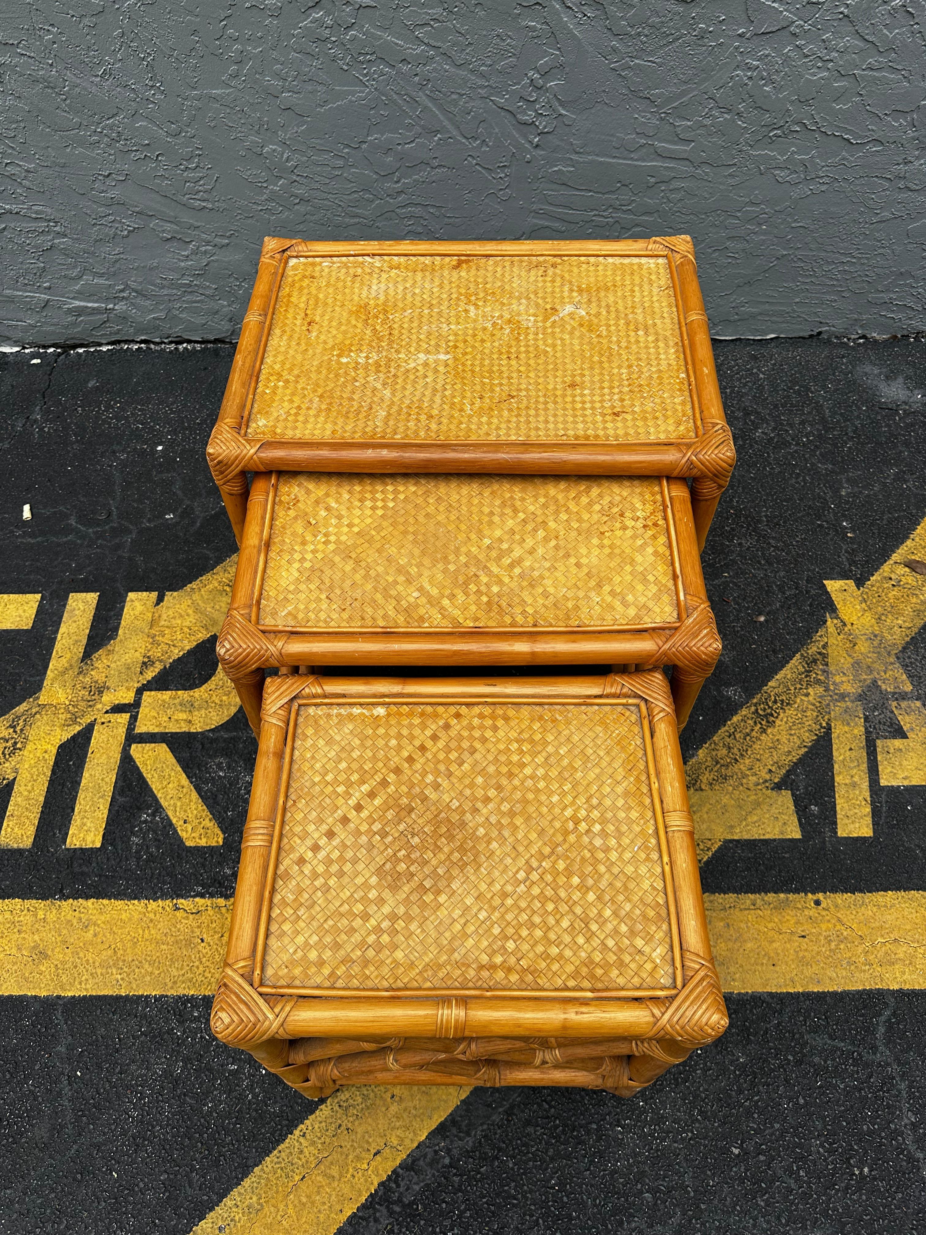 1970 Ensemble de trois tables gigognes en rotin tressé de style McGuire en vente 1