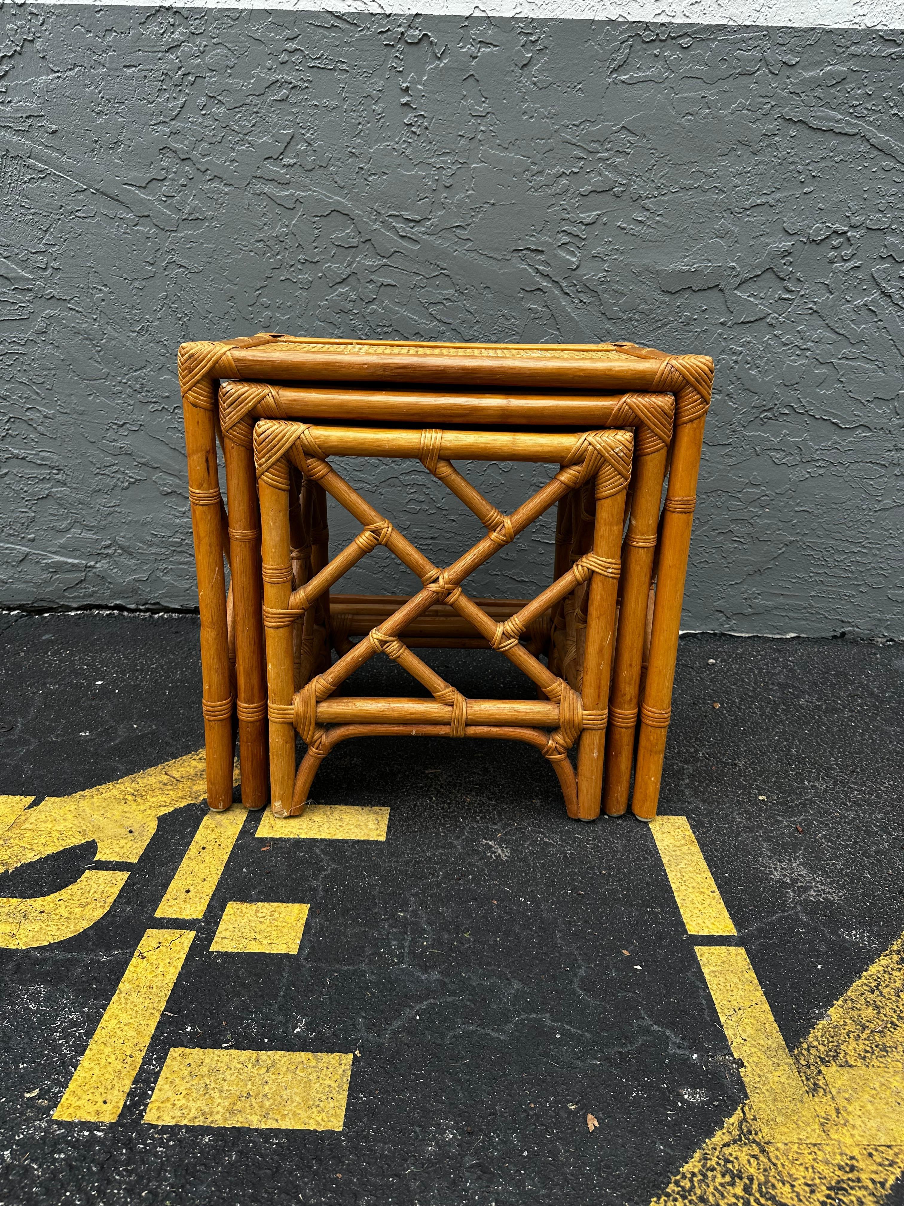 1970 Ensemble de trois tables gigognes en rotin tressé de style McGuire en vente 2