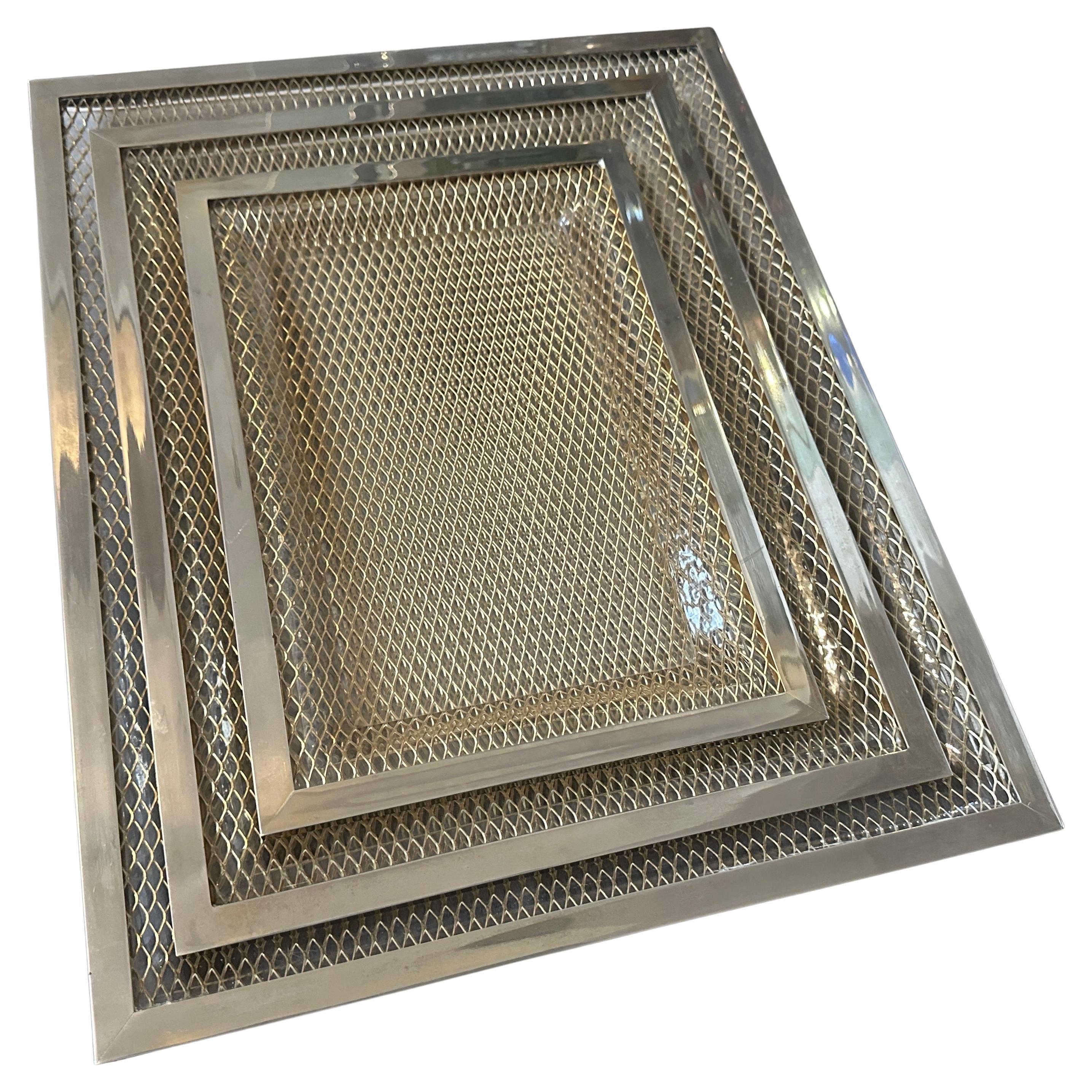 Stunning 1970s Set of Three Modern Brass and Lucite Trays - In the Style of Dior Home
Add a touch of iconic 1970s glamour to your decor with this exquisite set of three rectangular trays. Embodying the sophisticated and luxurious aesthetic