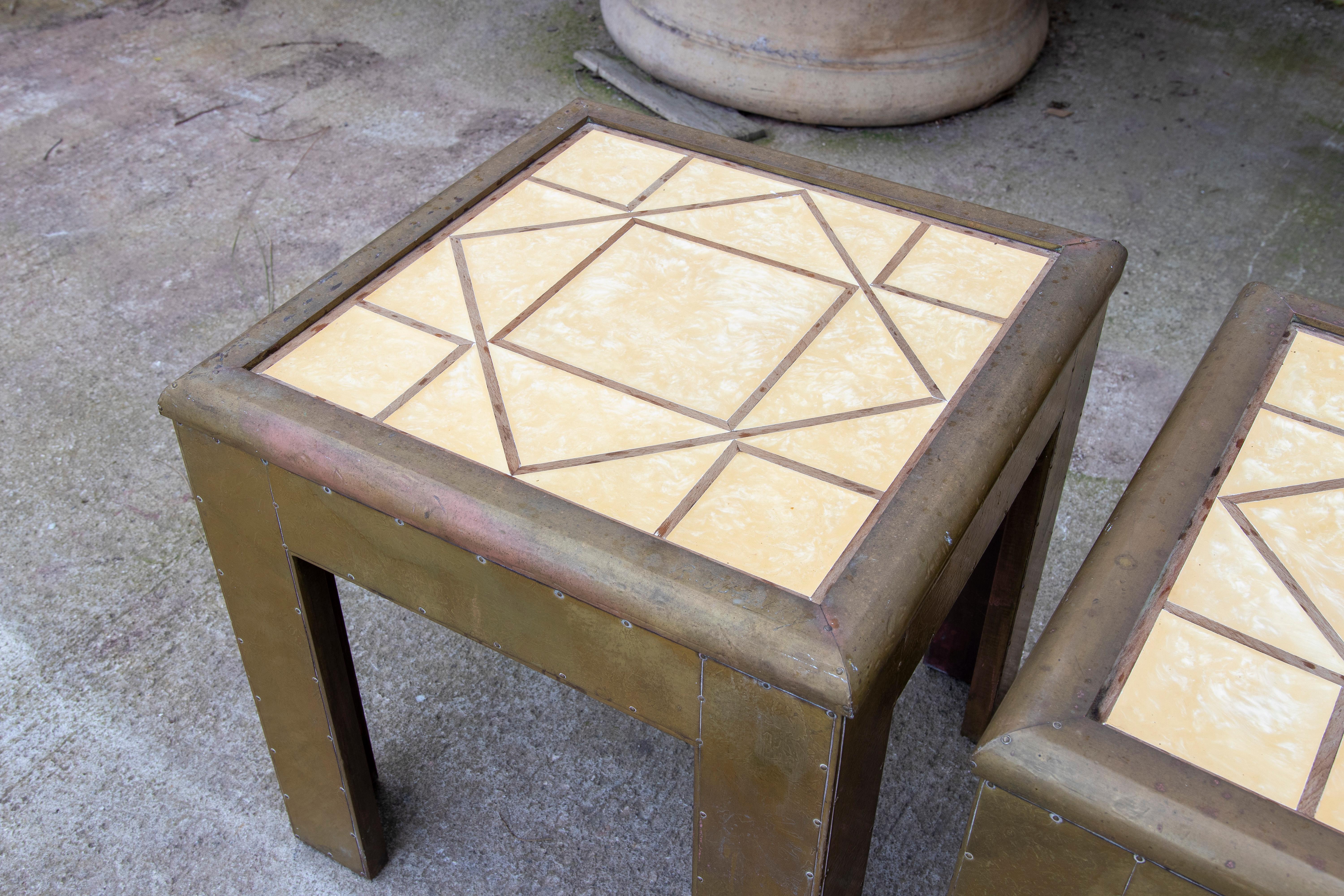 Conjunto de tres mesitas de los años 70 del artista Dubarry con tapa de resina decorada en venta 12