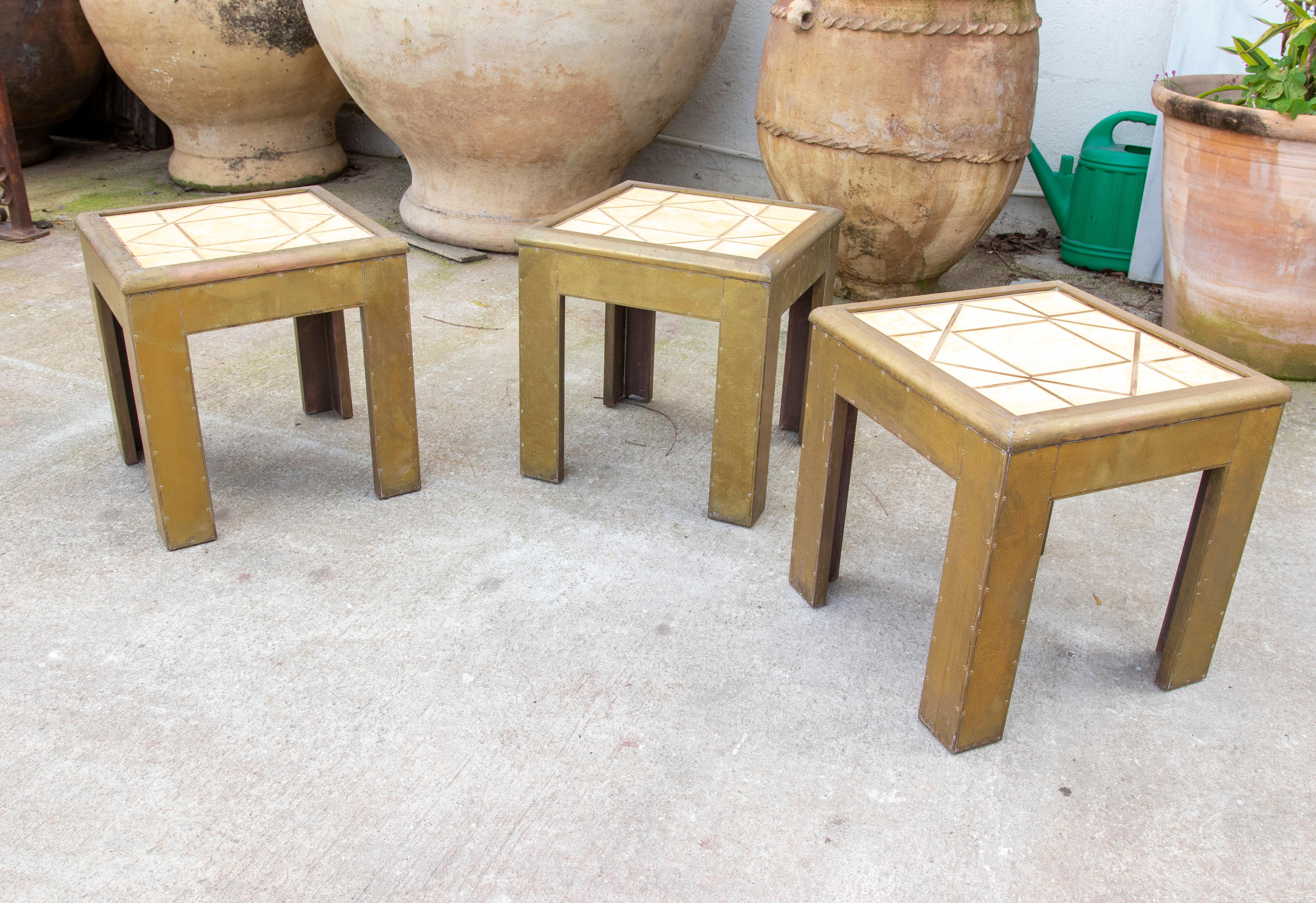Conjunto de tres mesitas de los años 70 del artista Dubarry con tapa de resina decorada Español en venta