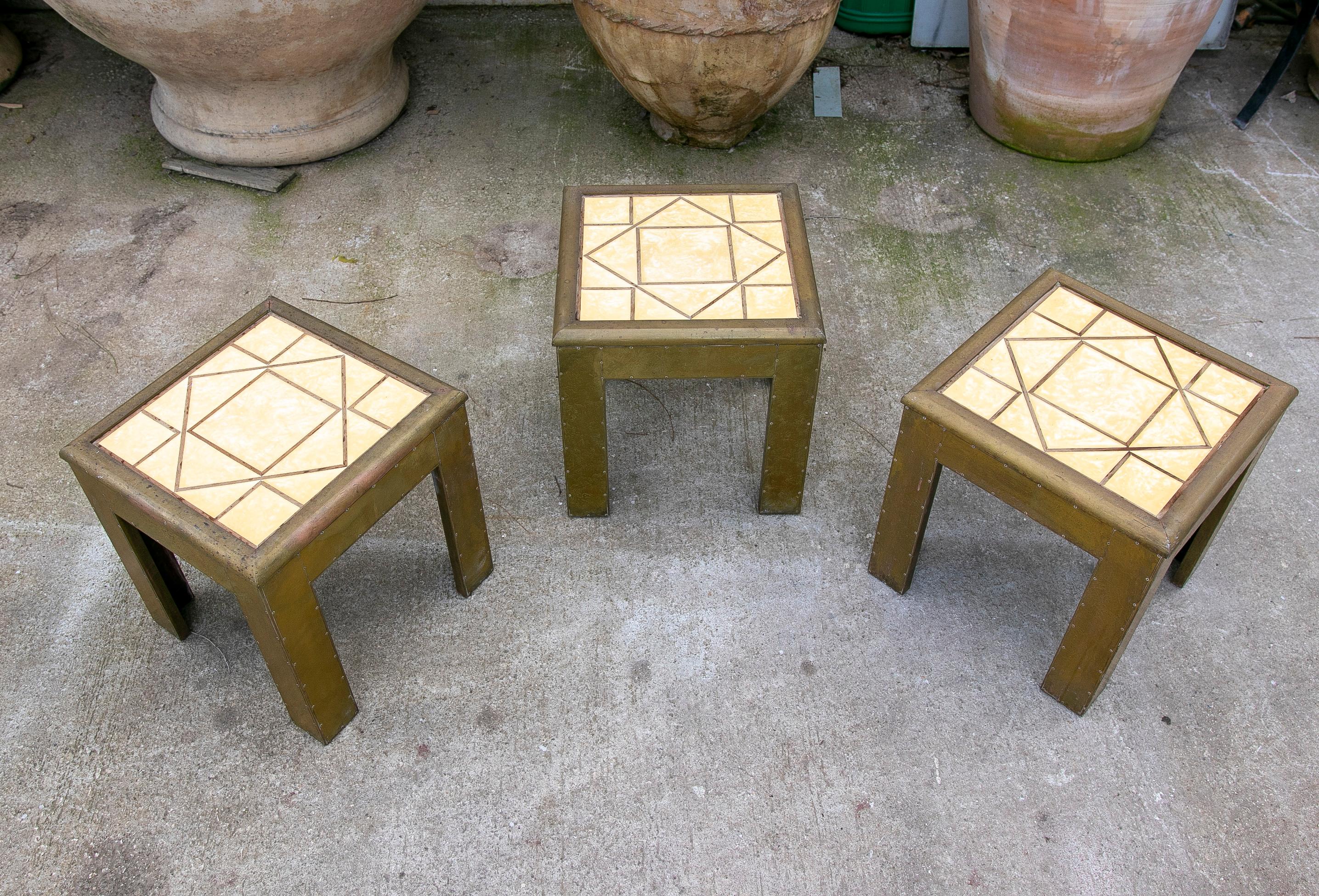 Conjunto de tres mesitas de los años 70 del artista Dubarry con tapa de resina decorada en Bueno estado para la venta en Marbella, ES