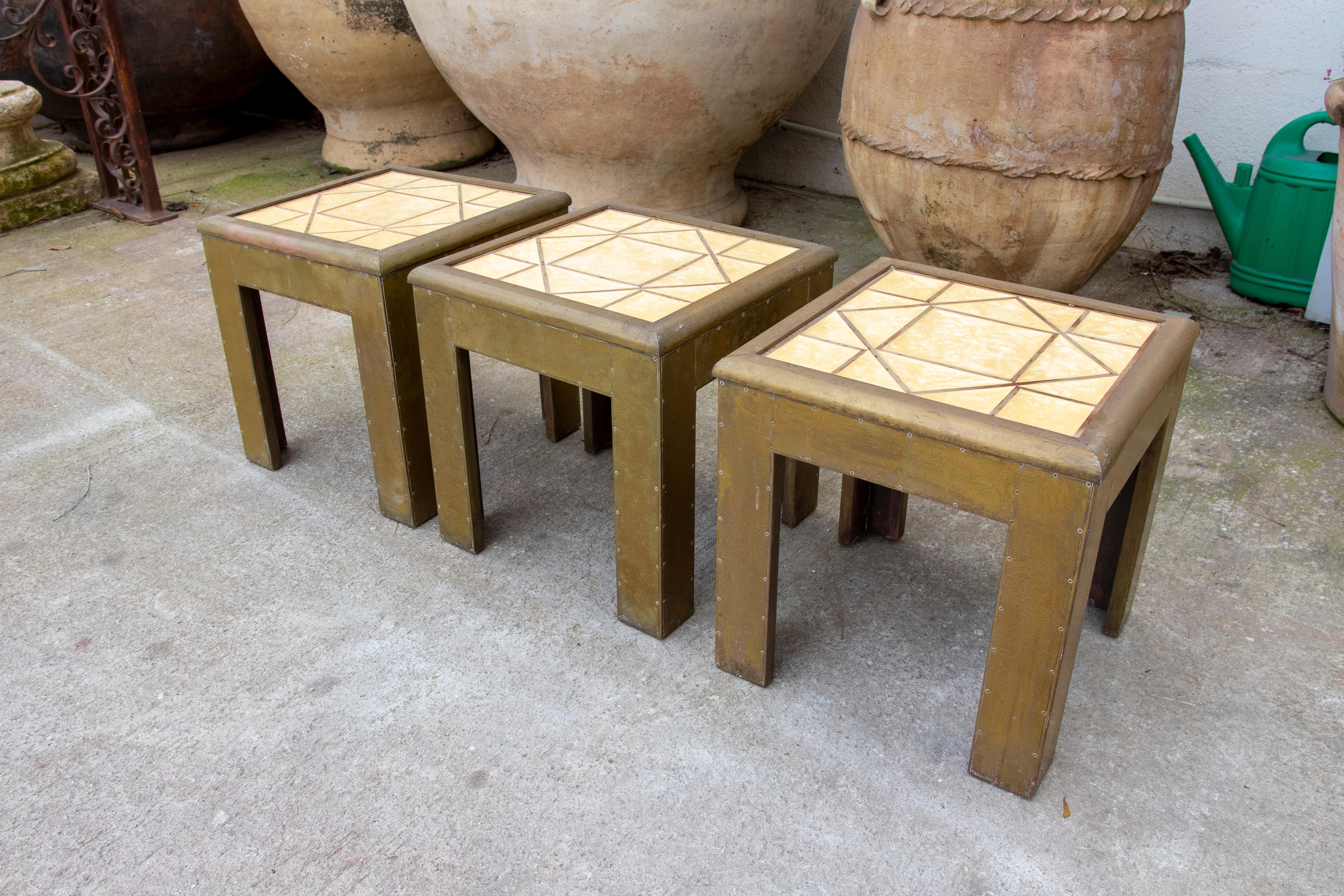 Conjunto de tres mesitas de los años 70 del artista Dubarry con tapa de resina decorada siglo XX en venta