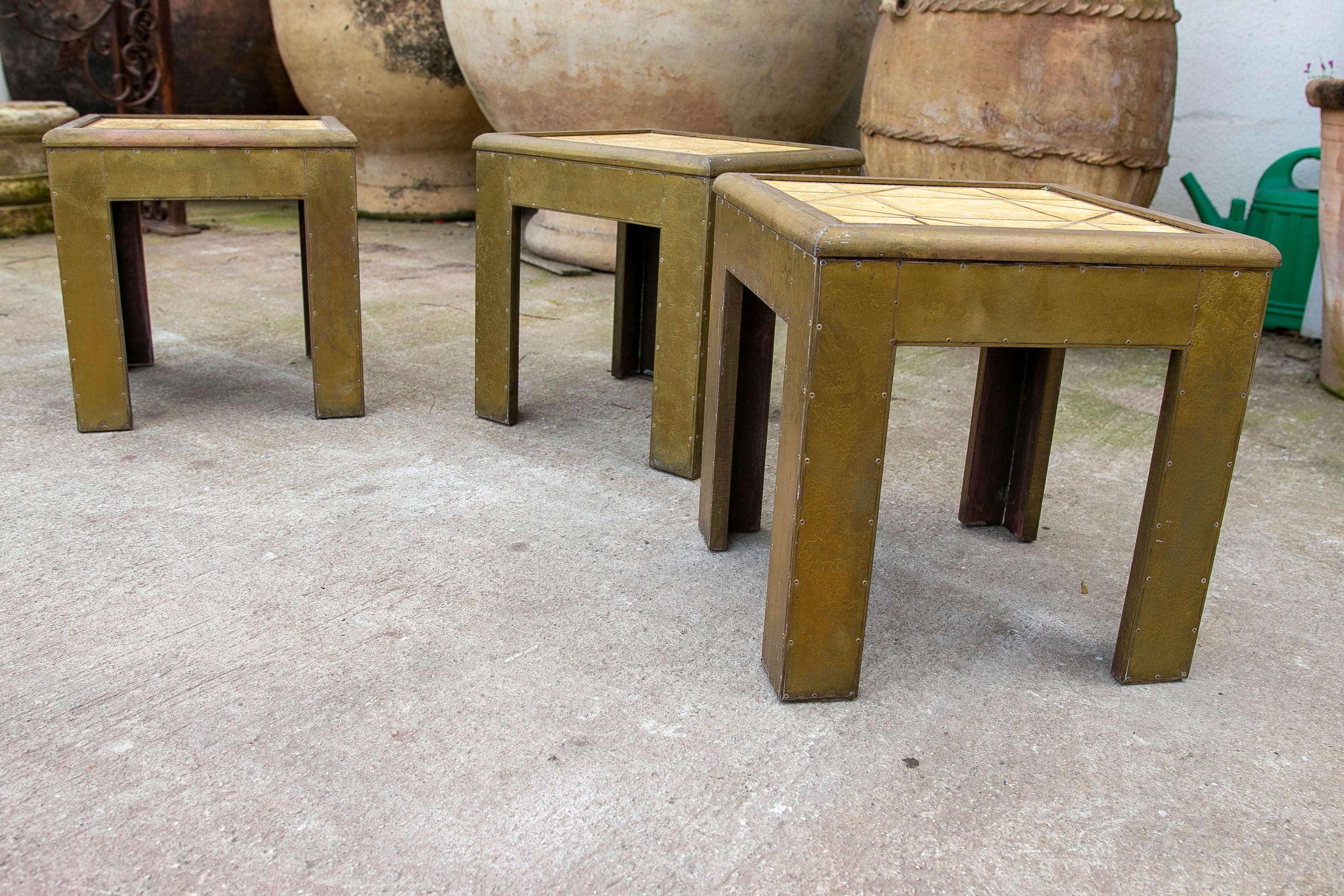 Conjunto de tres mesitas de los años 70 del artista Dubarry con tapa de resina decorada en venta 1