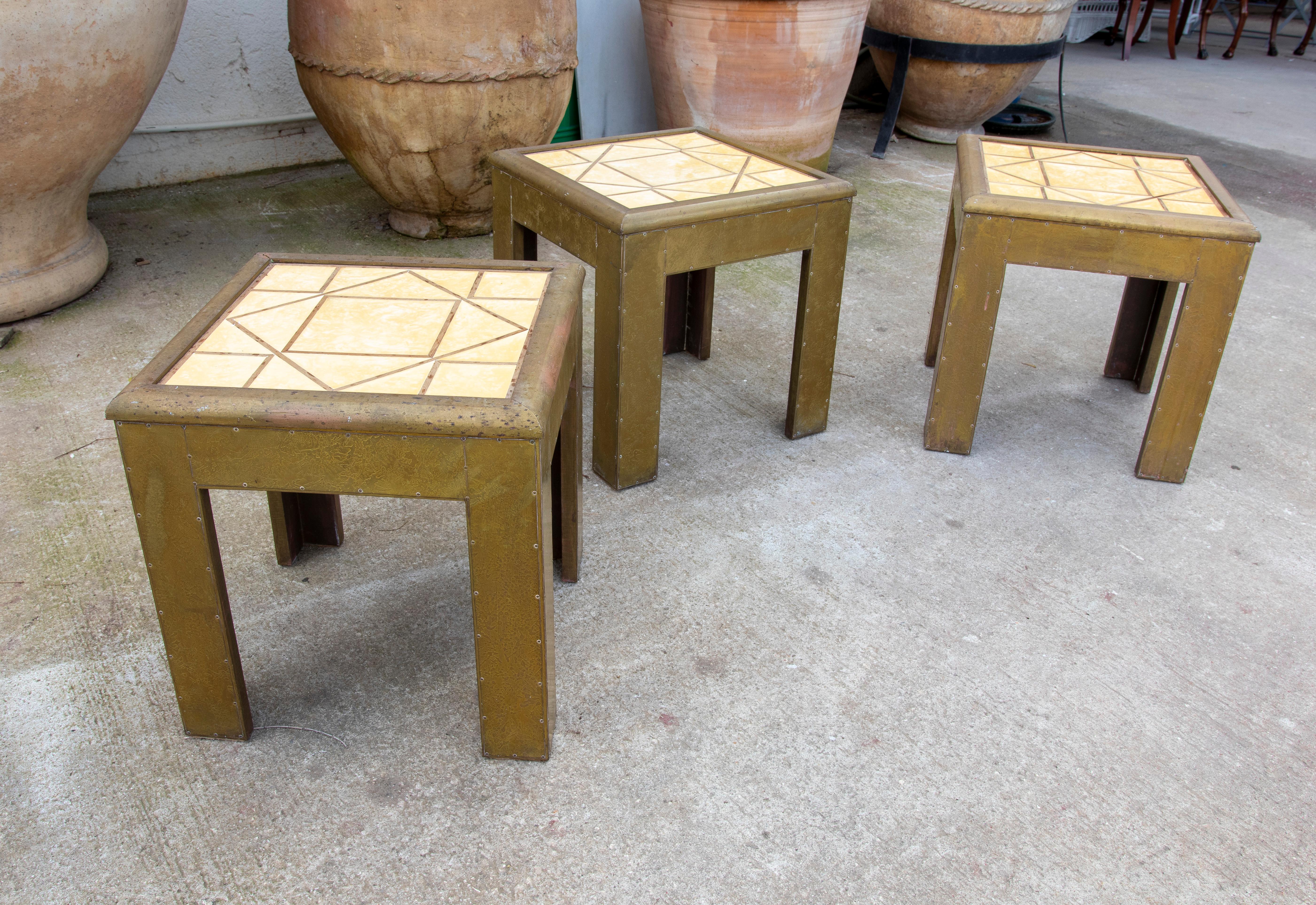 Conjunto de tres mesitas de los años 70 del artista Dubarry con tapa de resina decorada en venta 2