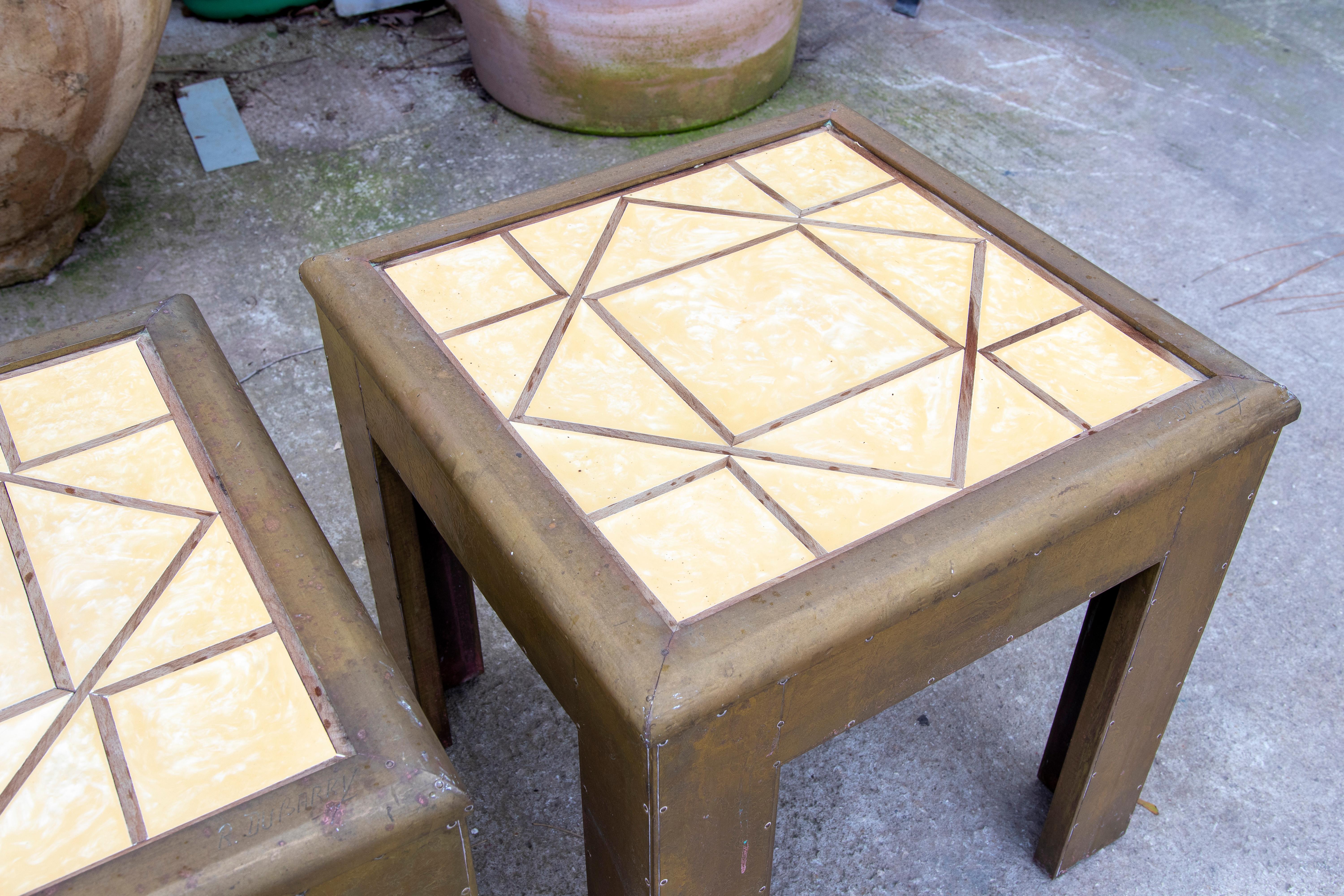Conjunto de tres mesitas de los años 70 del artista Dubarry con tapa de resina decorada en venta 3