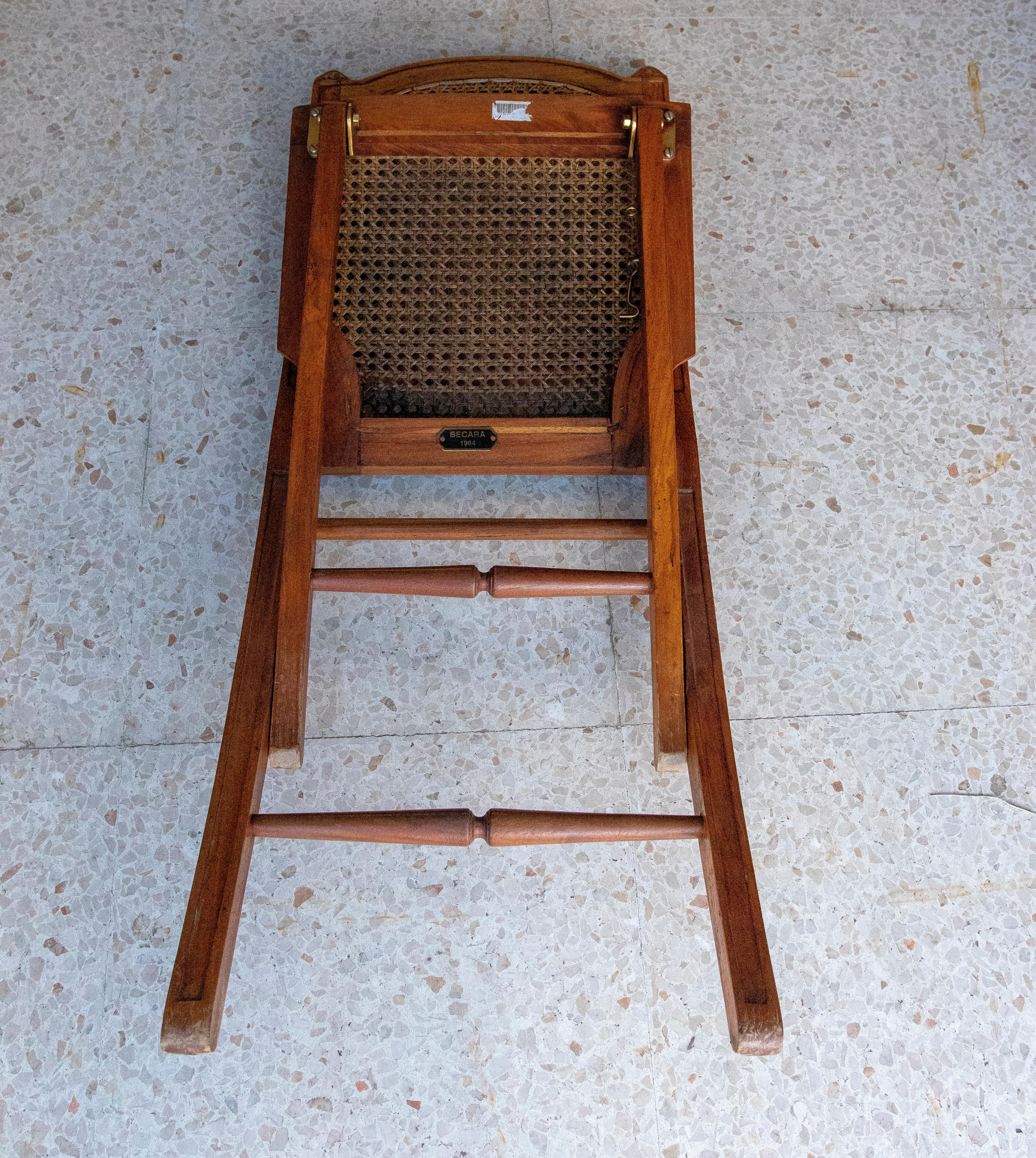 1970s Set of Three Wooden Folding Chairs with Backrest and Seat Mesh For Sale 12