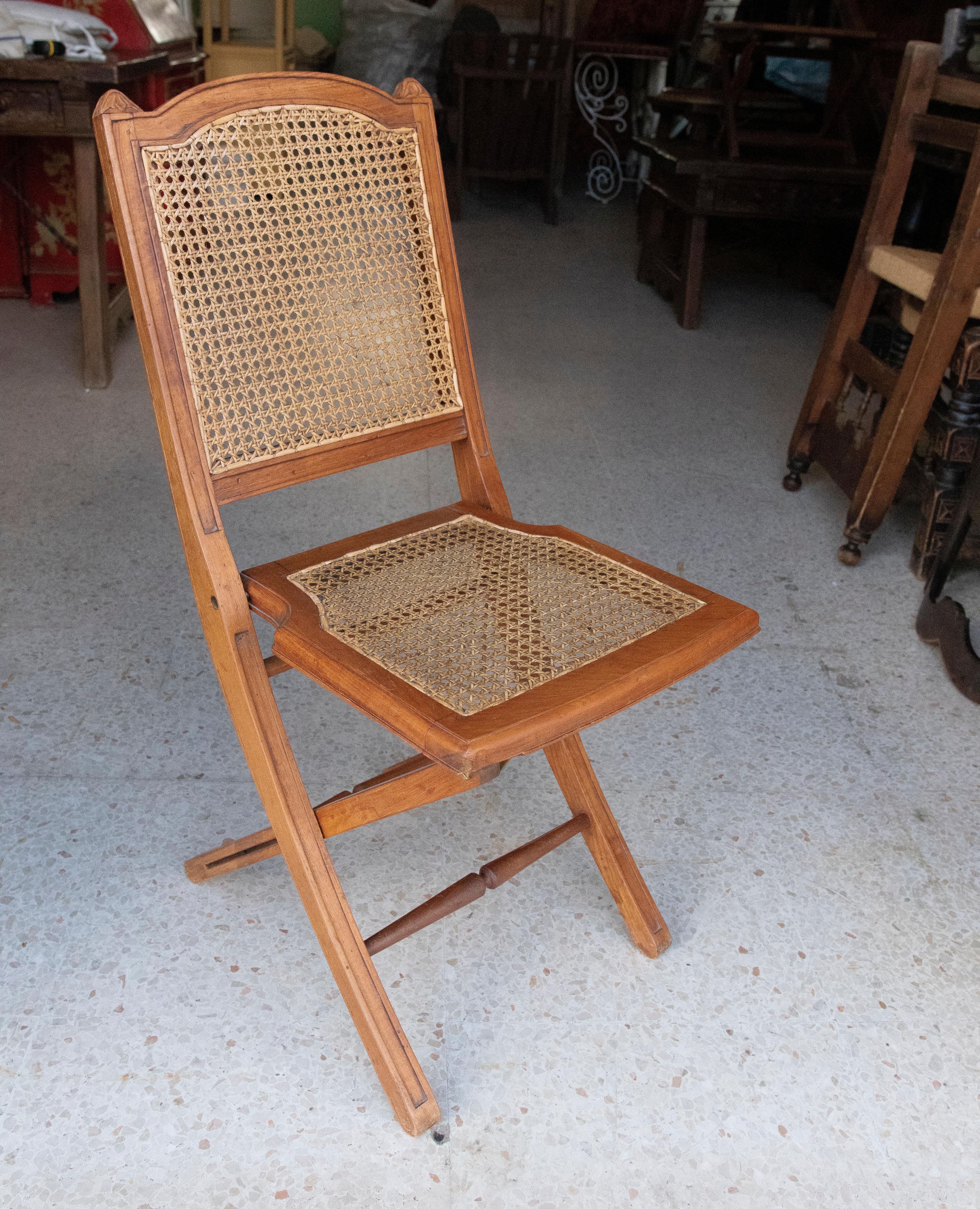 1970s Set of three wooden folding chairs with backrest and seat mesh.