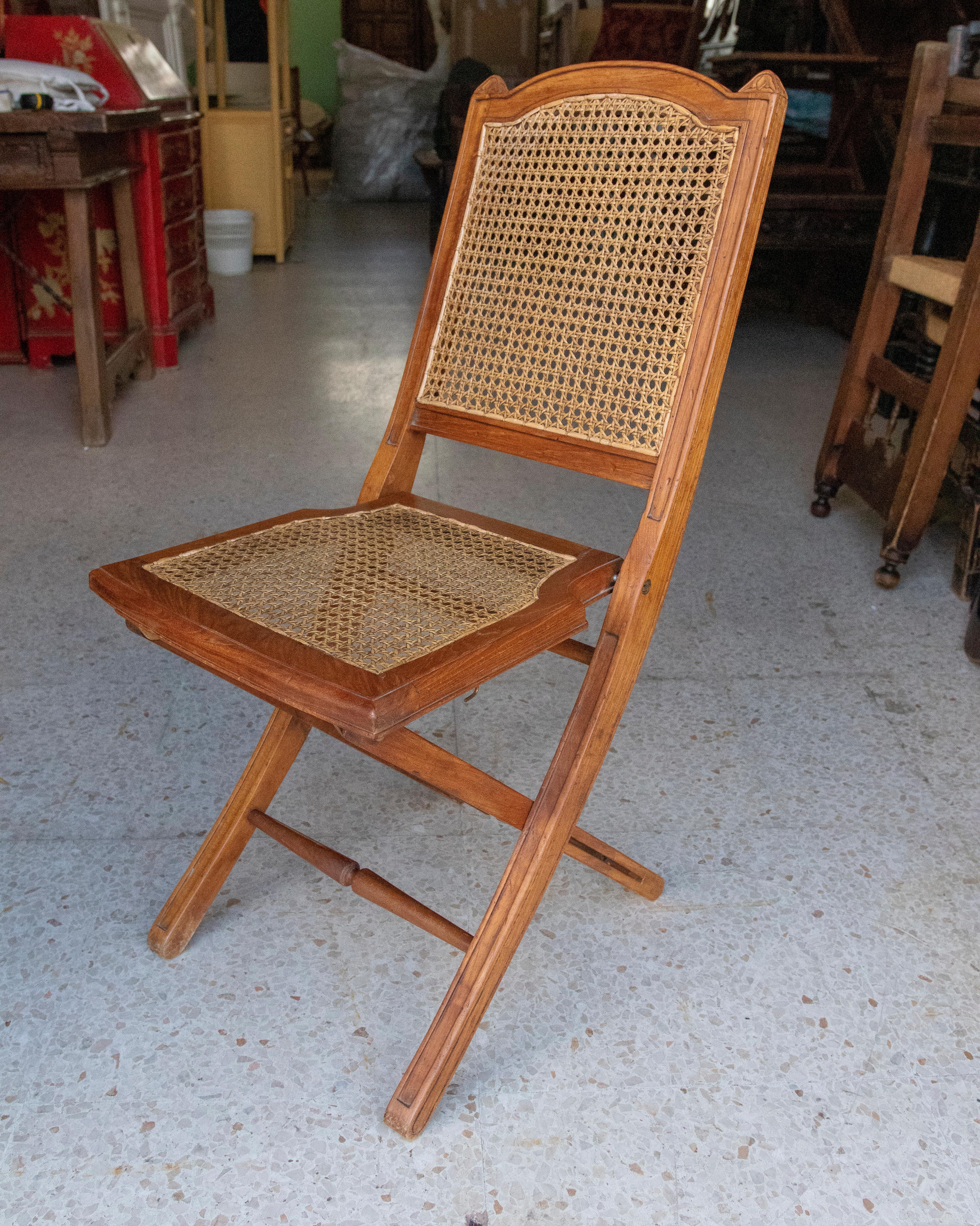 1970s Set of Three Wooden Folding Chairs with Backrest and Seat Mesh In Good Condition For Sale In Marbella, ES