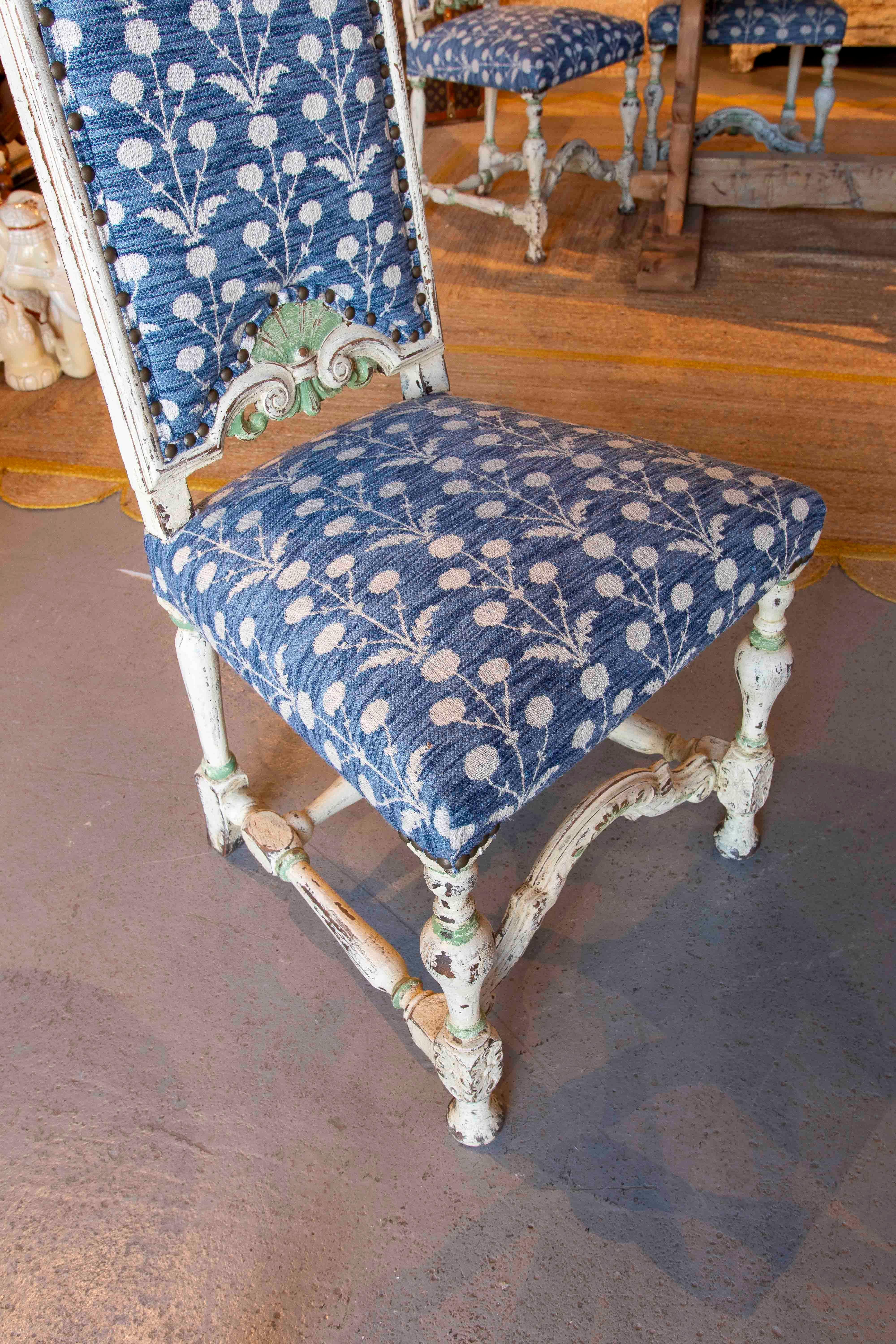 Set de doce sillas talladas de los años 70 con tapicería floral azul policromada en blanco en venta 4