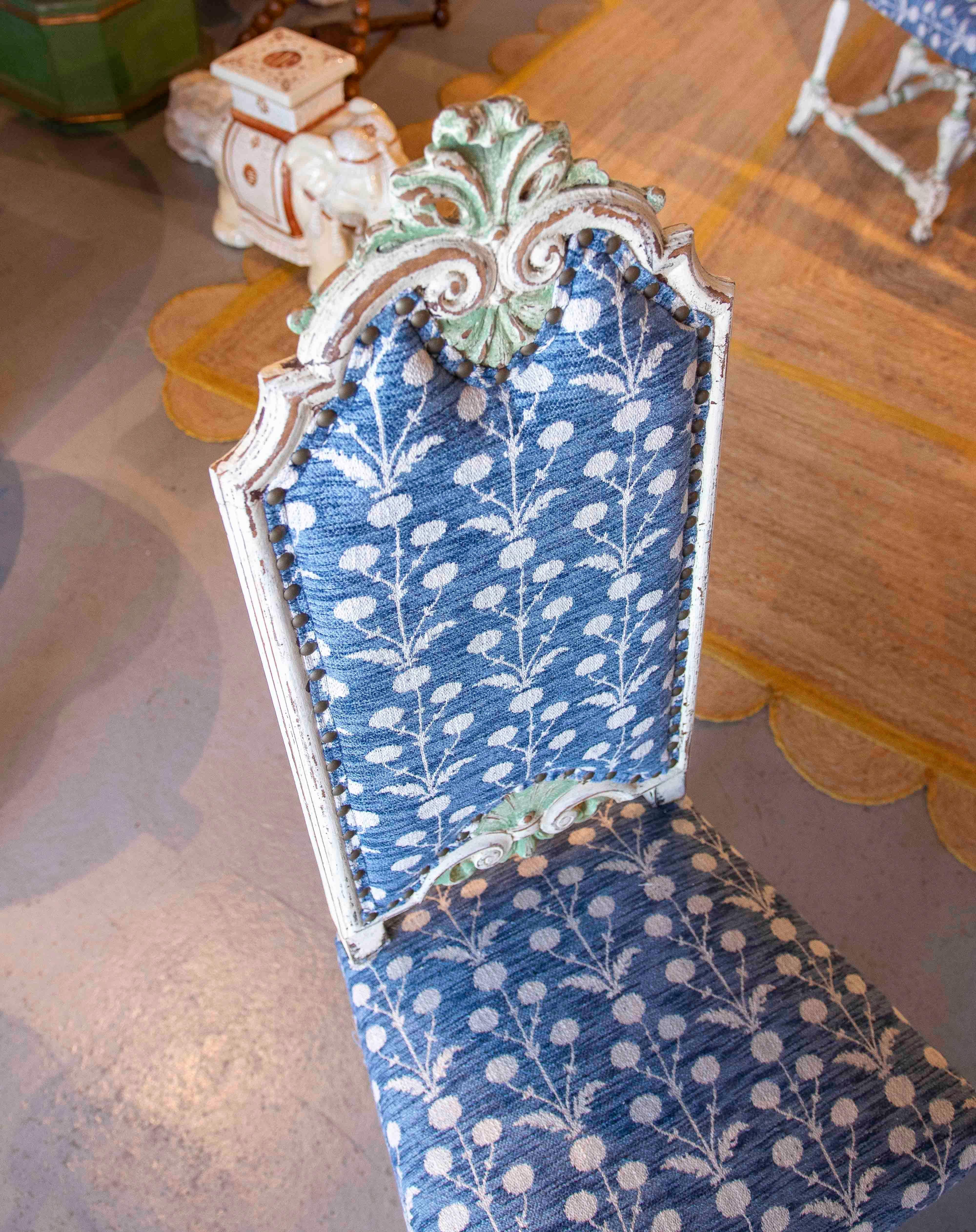 Set de doce sillas talladas de los años 70 con tapicería floral azul policromada en blanco Español en venta