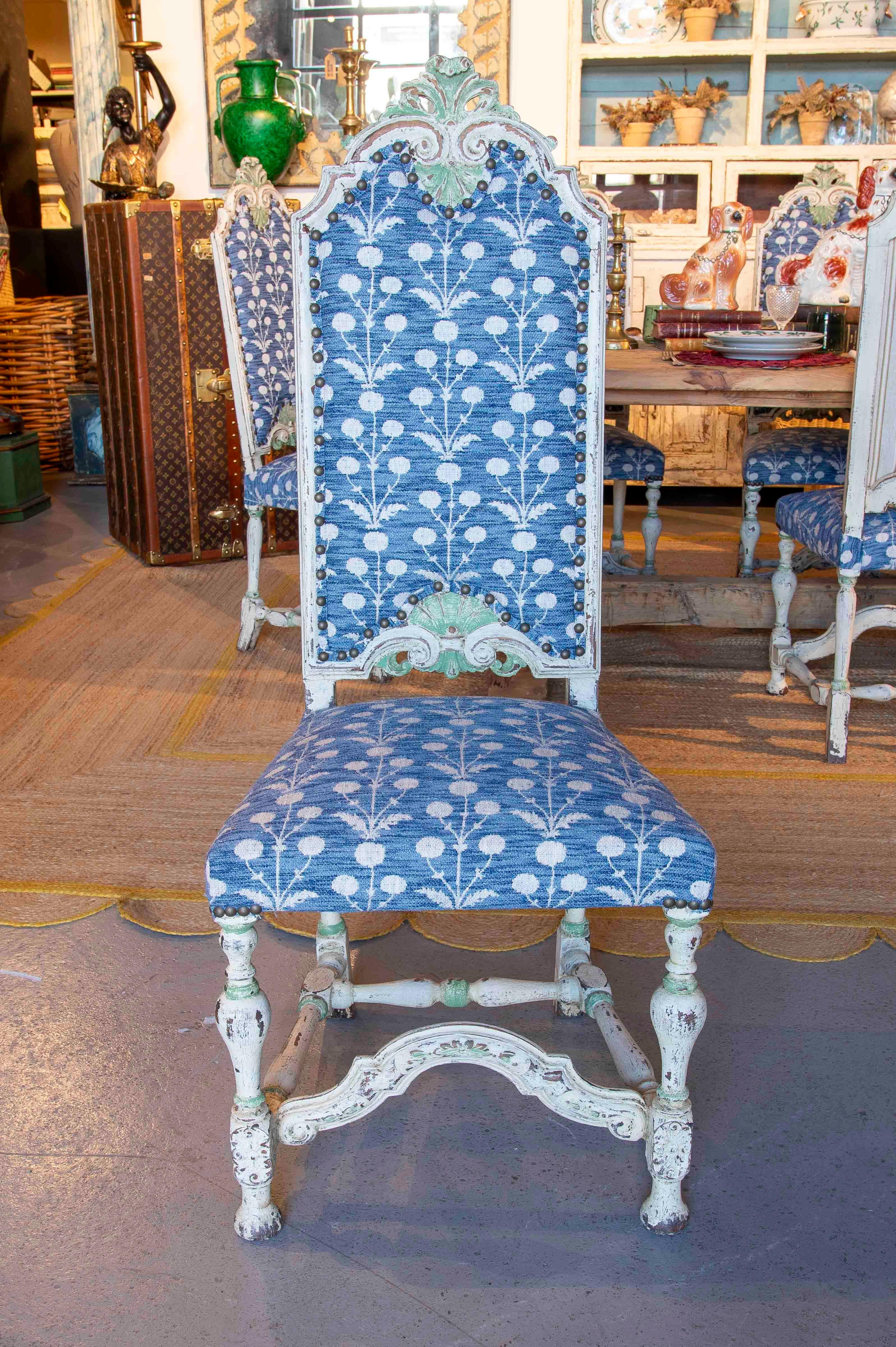 Set de doce sillas talladas de los años 70 con tapicería floral azul policromada en blanco en Bueno estado para la venta en Marbella, ES