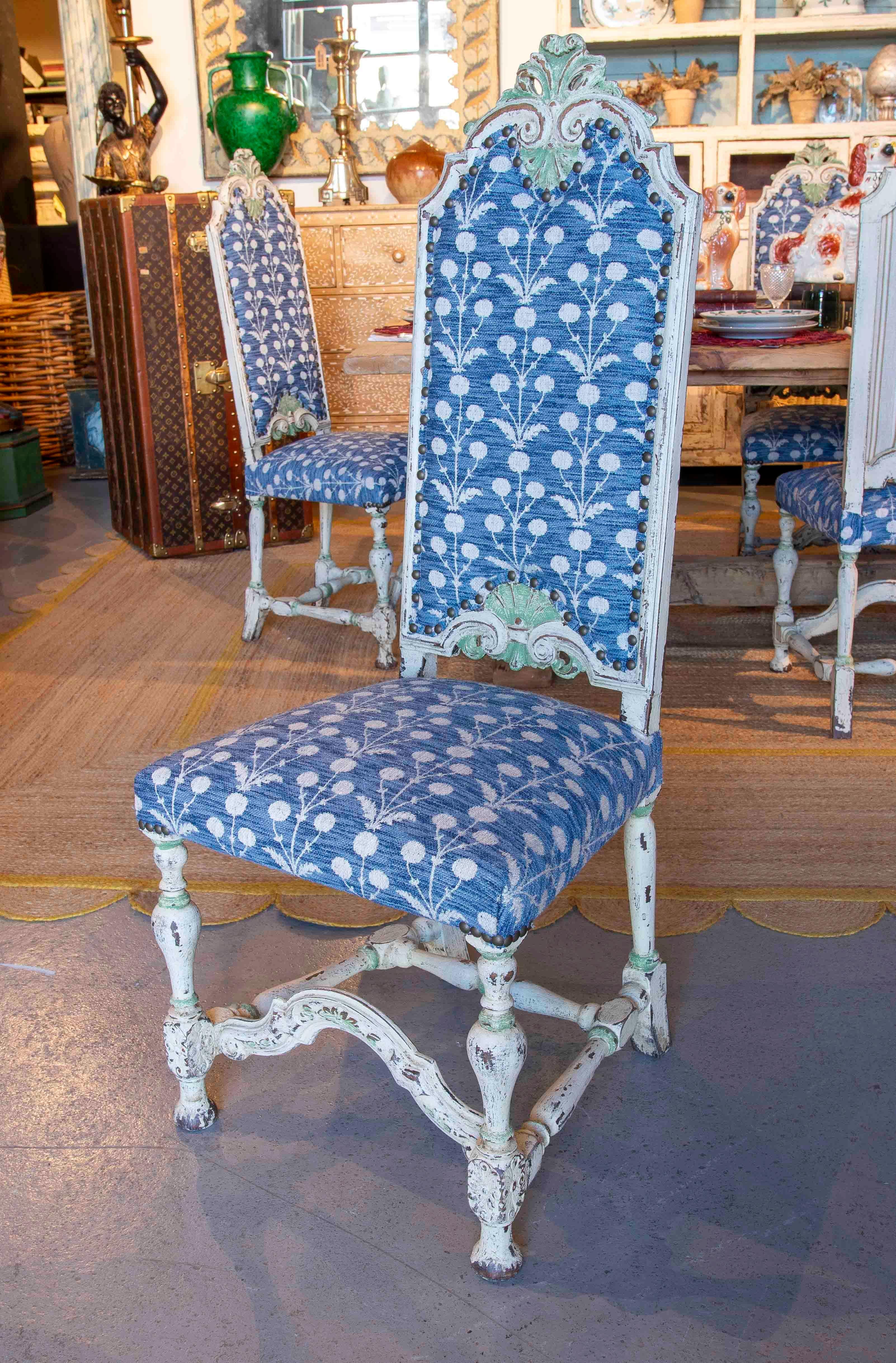 Set de doce sillas talladas de los años 70 con tapicería floral azul policromada en blanco siglo XX en venta