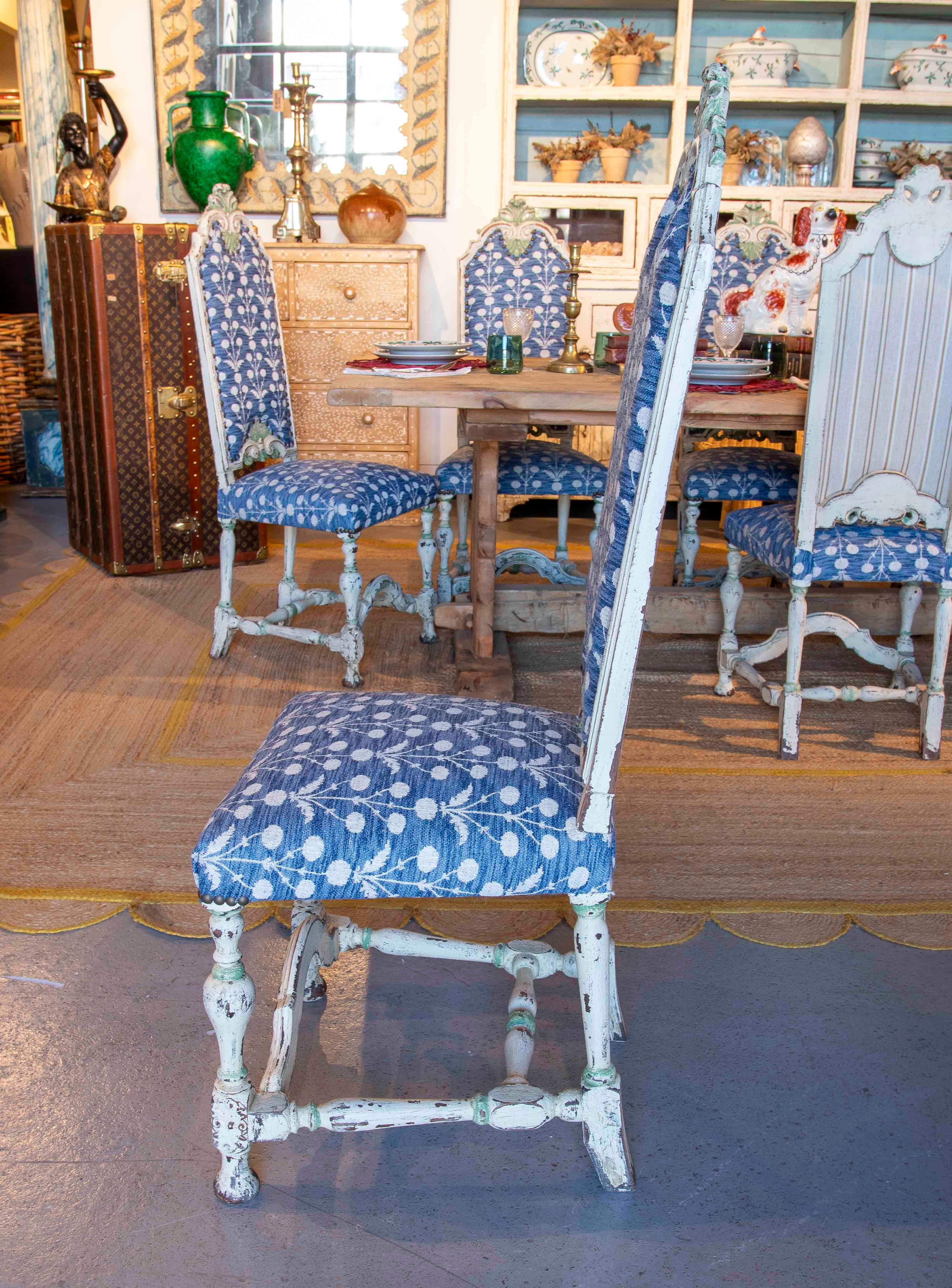 Set de doce sillas talladas de los años 70 con tapicería floral azul policromada en blanco Tela en venta