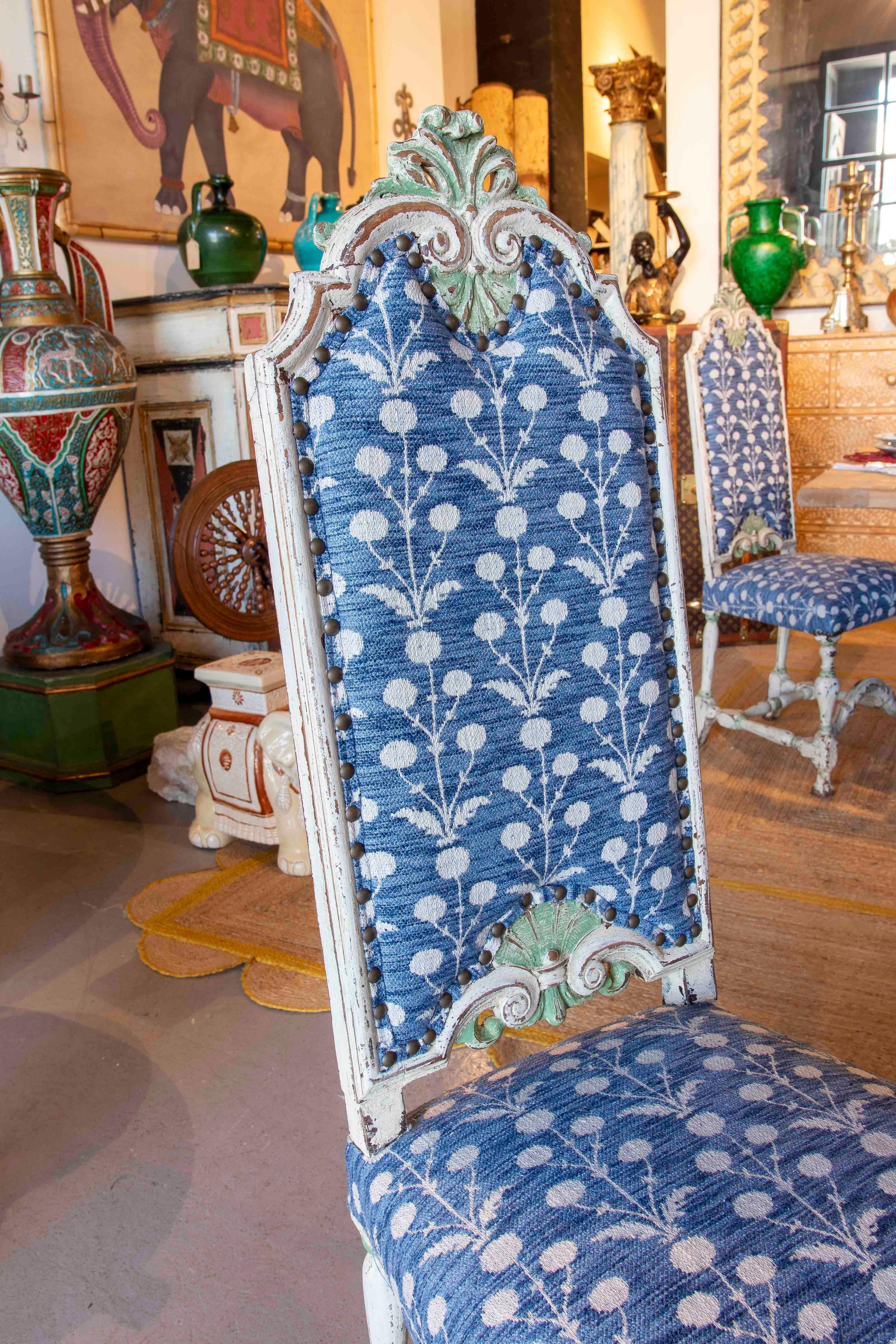 Set de doce sillas talladas de los años 70 con tapicería floral azul policromada en blanco en venta 3
