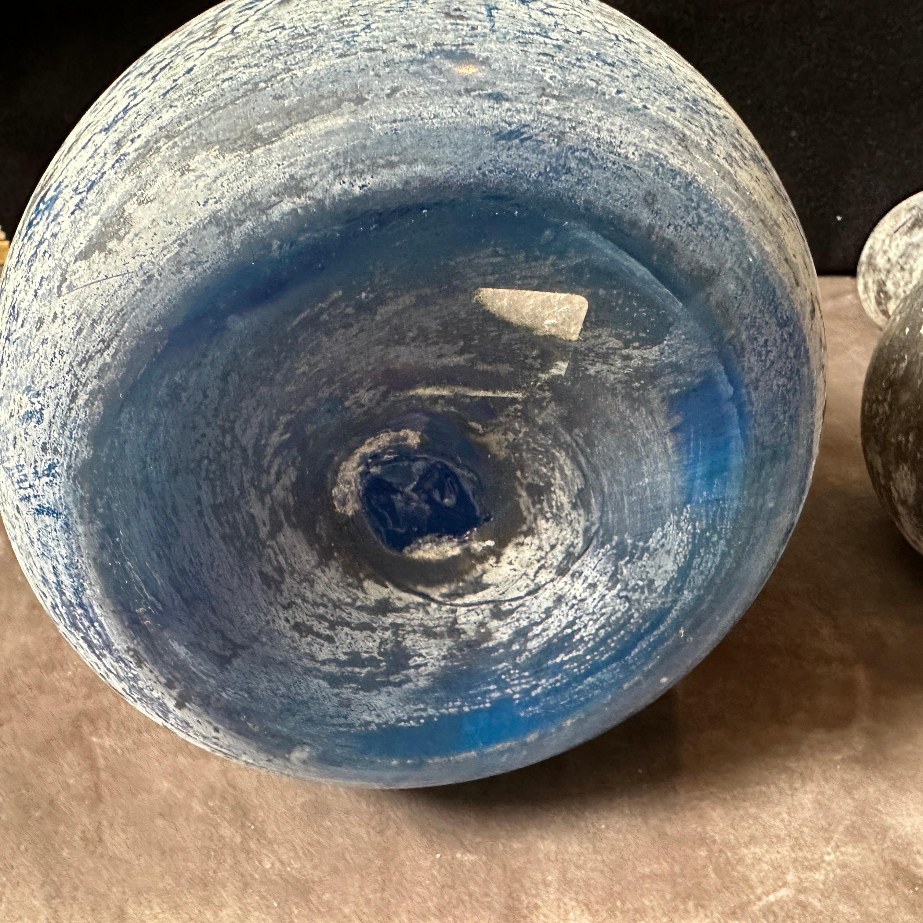 Set di due vasi in vetro di Murano in stile Cenedese Scavo blu e grigio degli anni '70 in vendita 2