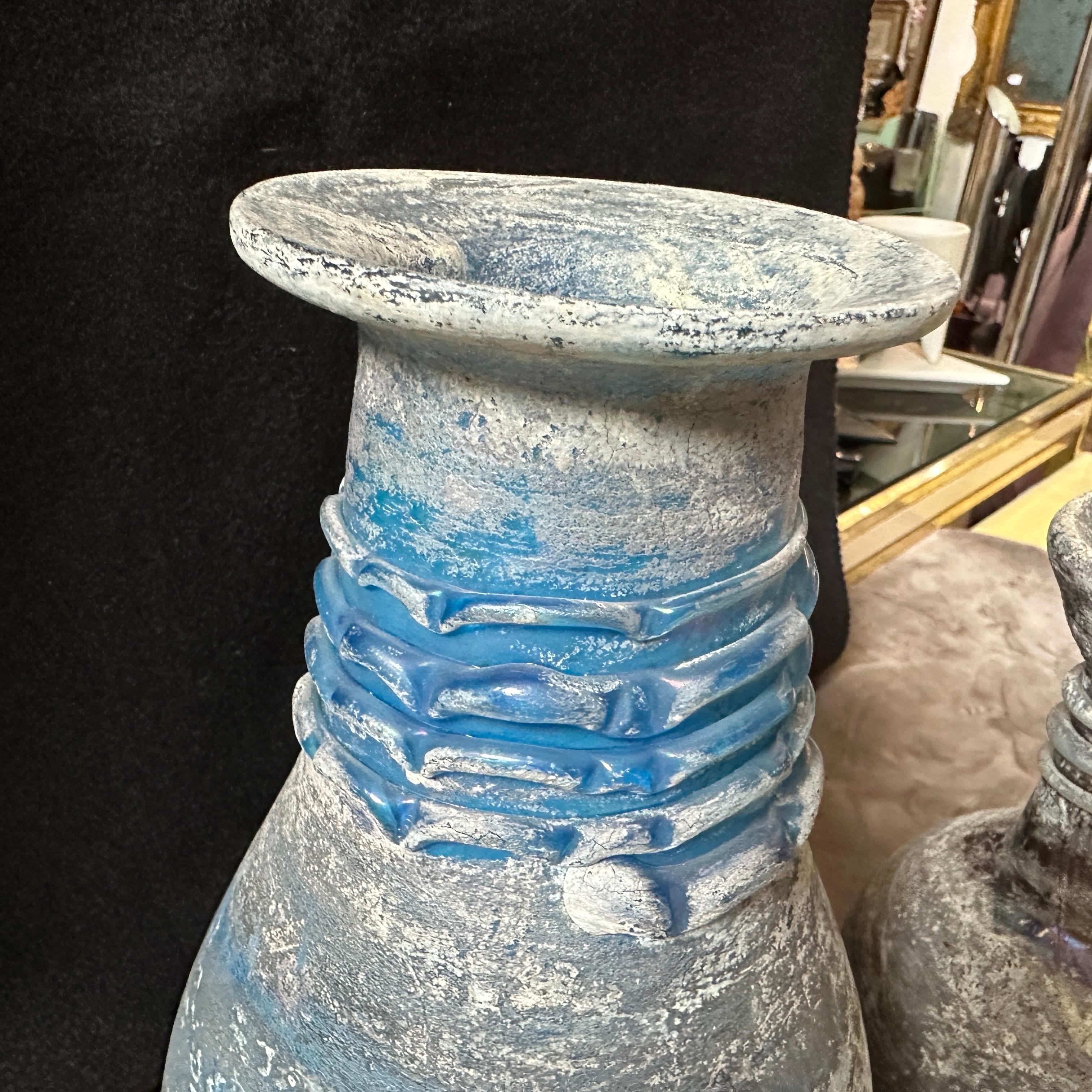 Romano classico Set di due vasi in vetro di Murano in stile Cenedese Scavo blu e grigio degli anni '70 in vendita