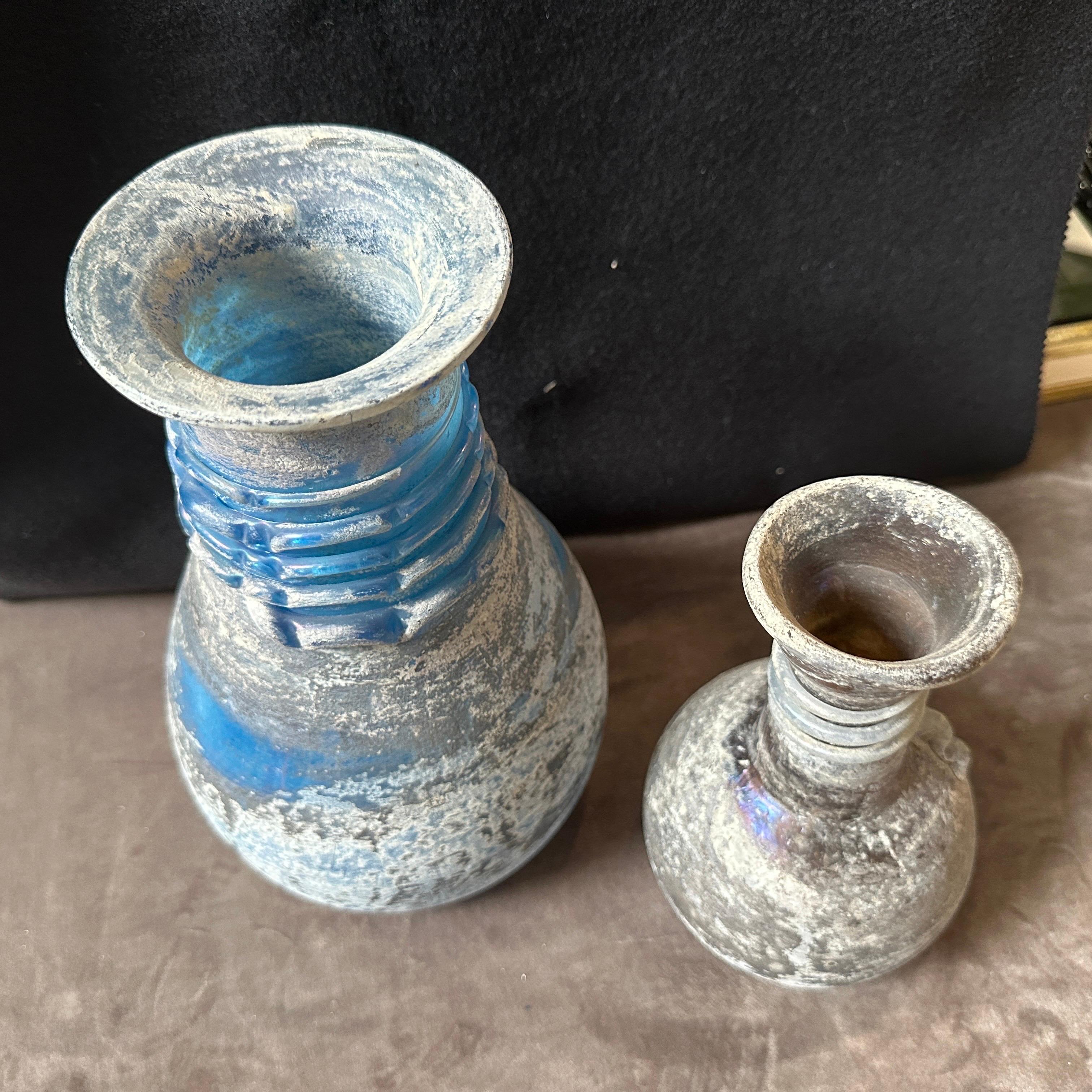 Italiano Set di due vasi in vetro di Murano in stile Cenedese Scavo blu e grigio degli anni '70 in vendita