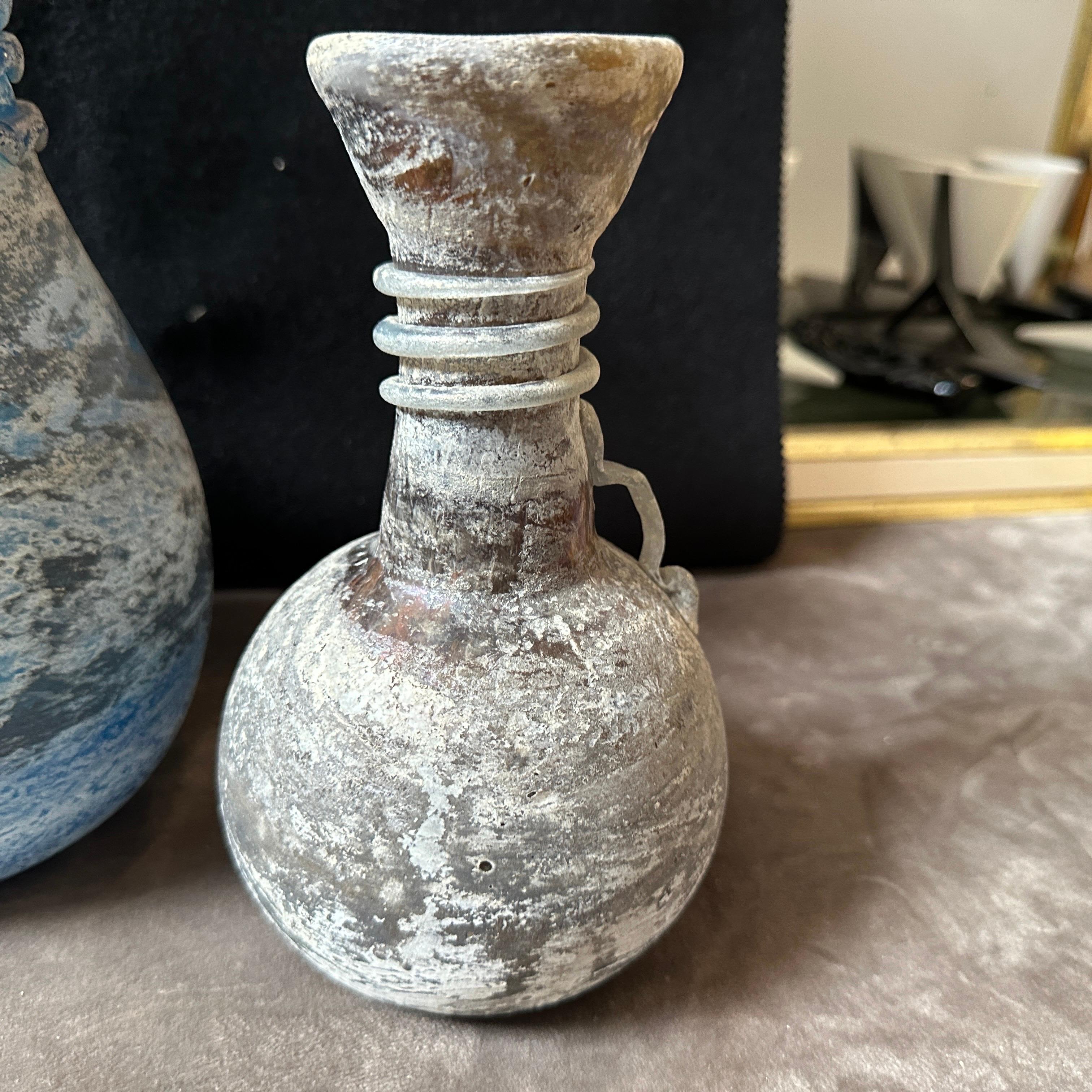 Fatto a mano Set di due vasi in vetro di Murano in stile Cenedese Scavo blu e grigio degli anni '70 in vendita