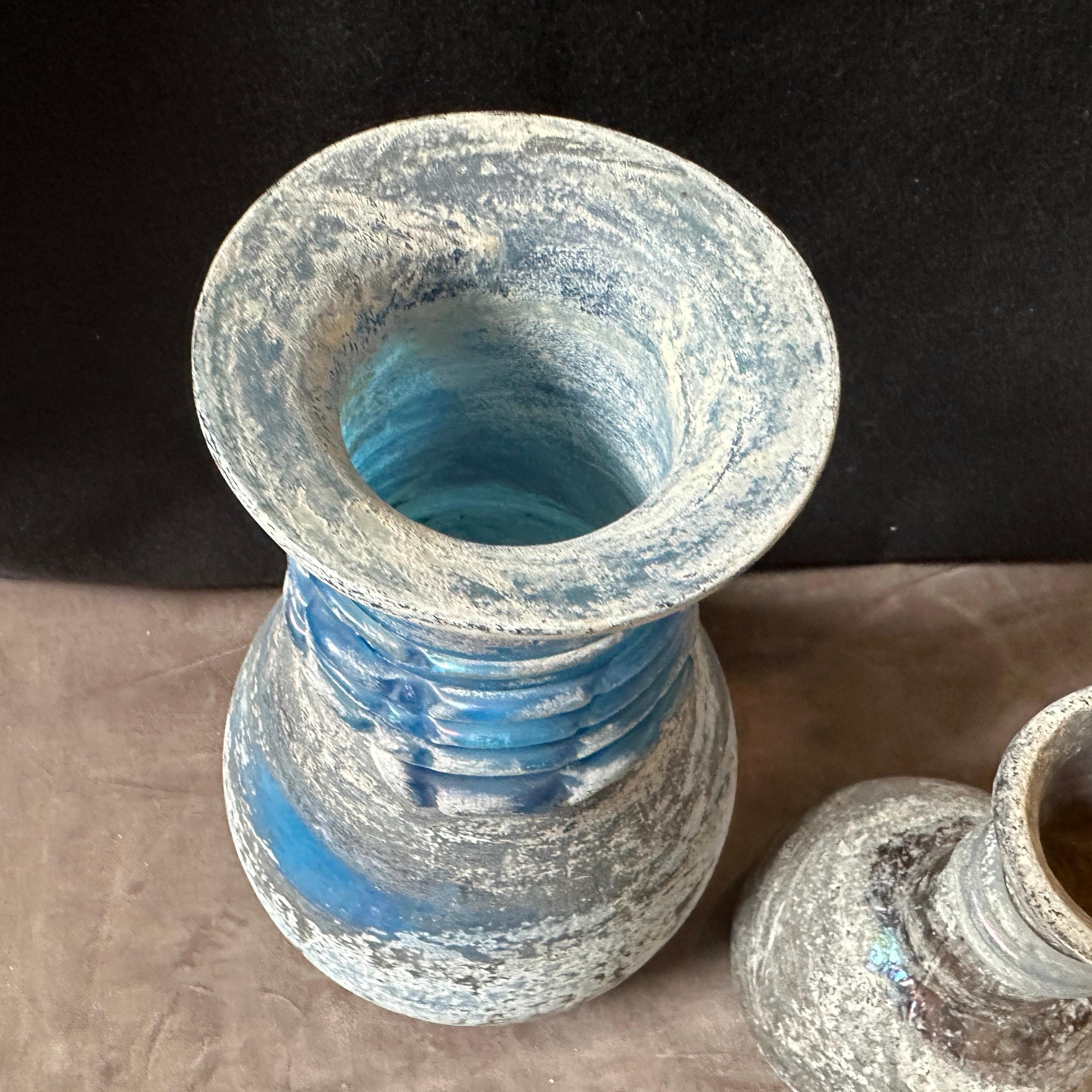 Vetro di Murano Set di due vasi in vetro di Murano in stile Cenedese Scavo blu e grigio degli anni '70 in vendita