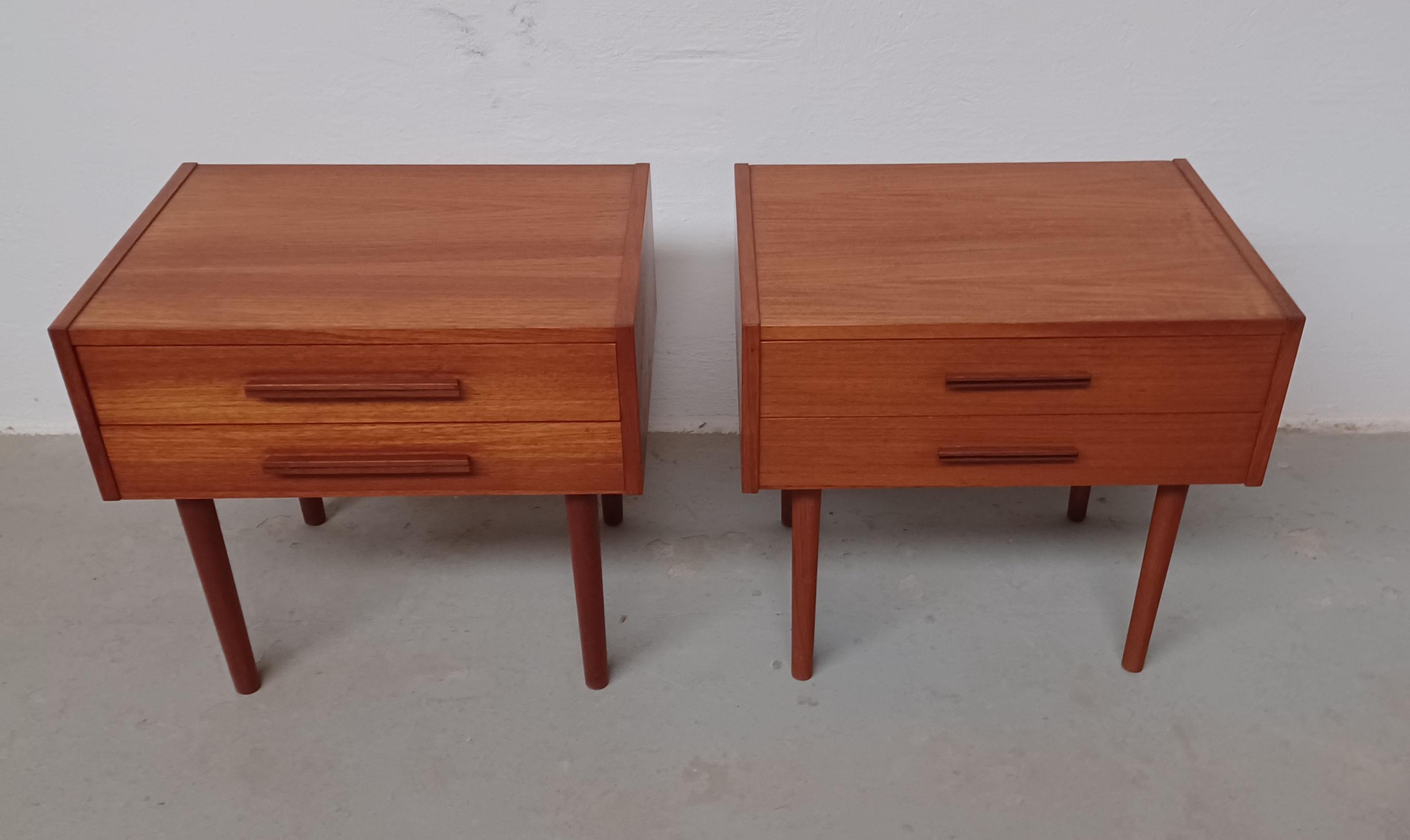 1960´s fully restored Danish teak nightstand.

Small Danish 1960´s nightstand / dresser / lamp table / table for your entry, side table... the potential use of this small table can be described with one word 