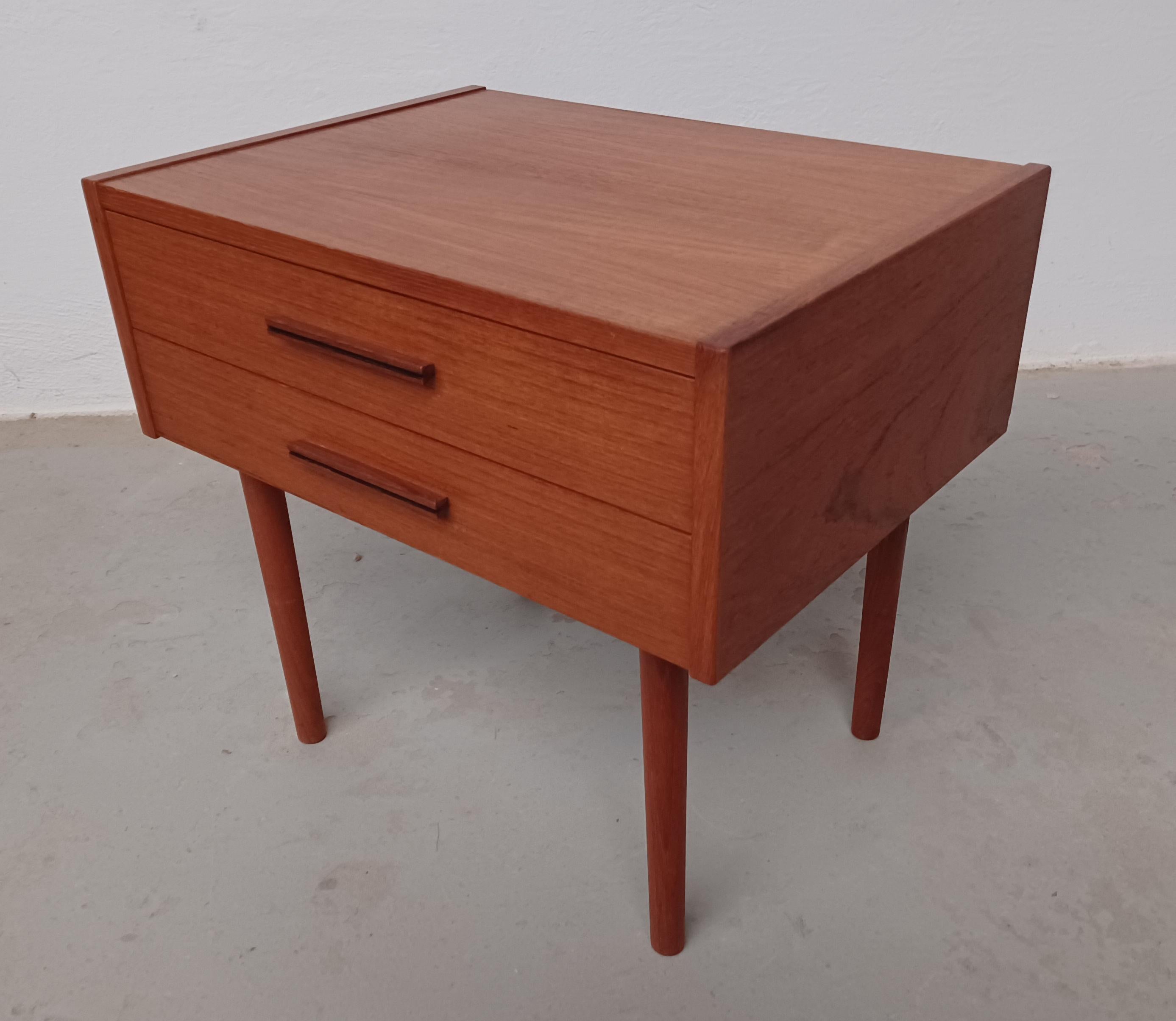 1970's set of Two Fully Restored Danish Teak Nightstands In Excellent Condition For Sale In Knebel, DK
