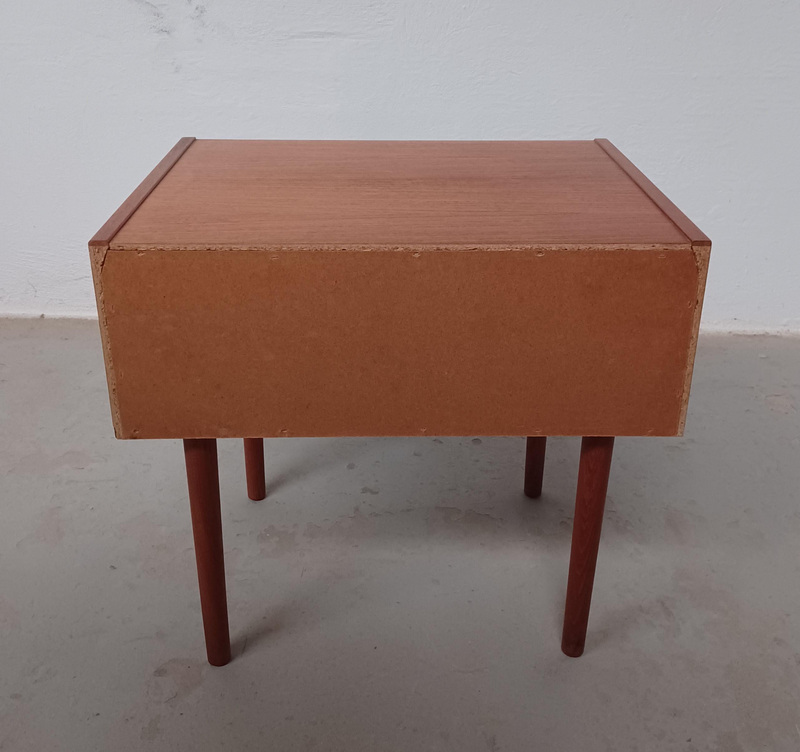 1970's set of Two Fully Restored Danish Teak Nightstands For Sale 2