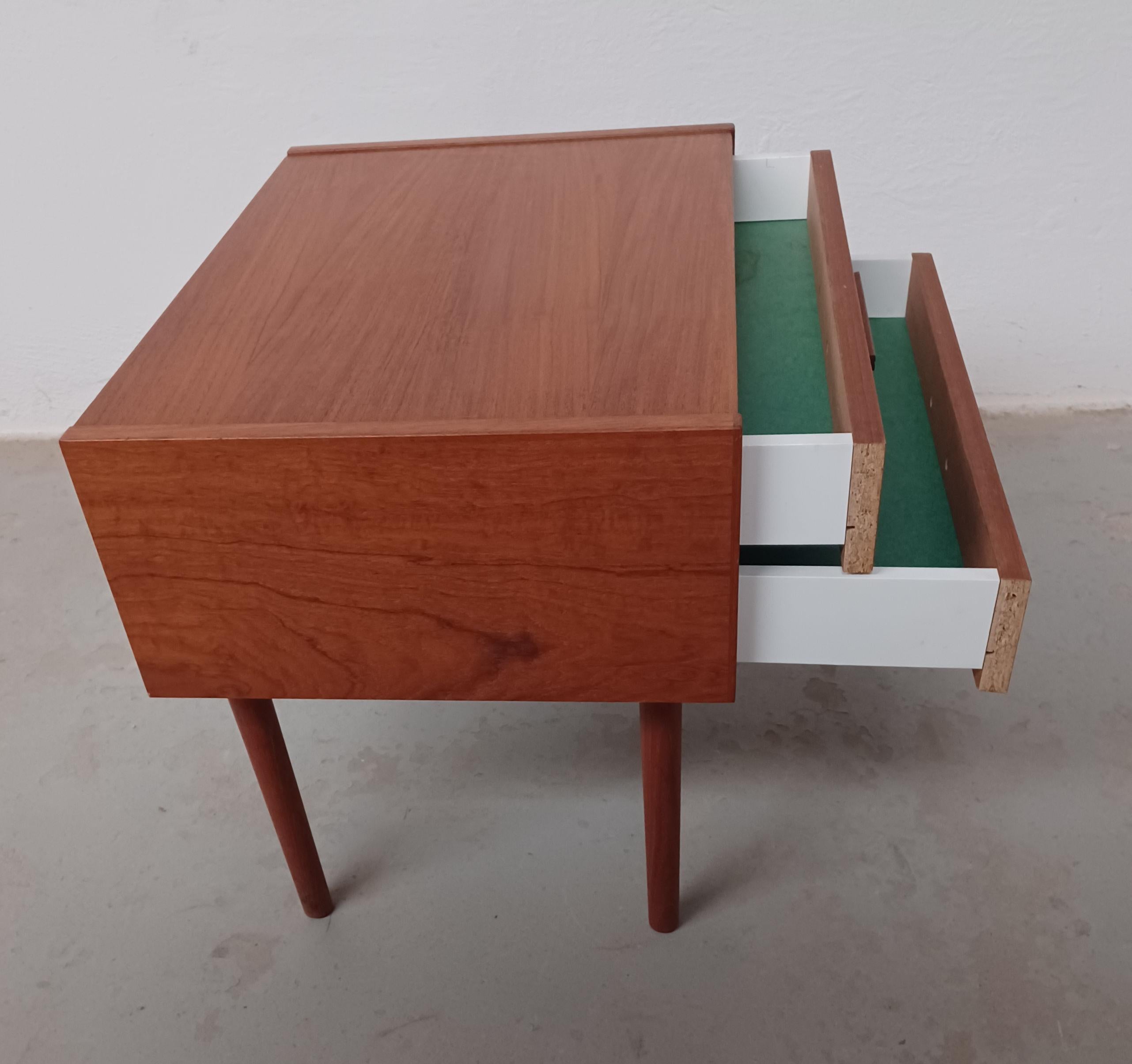 1970's set of Two Fully Restored Danish Teak Nightstands For Sale 3