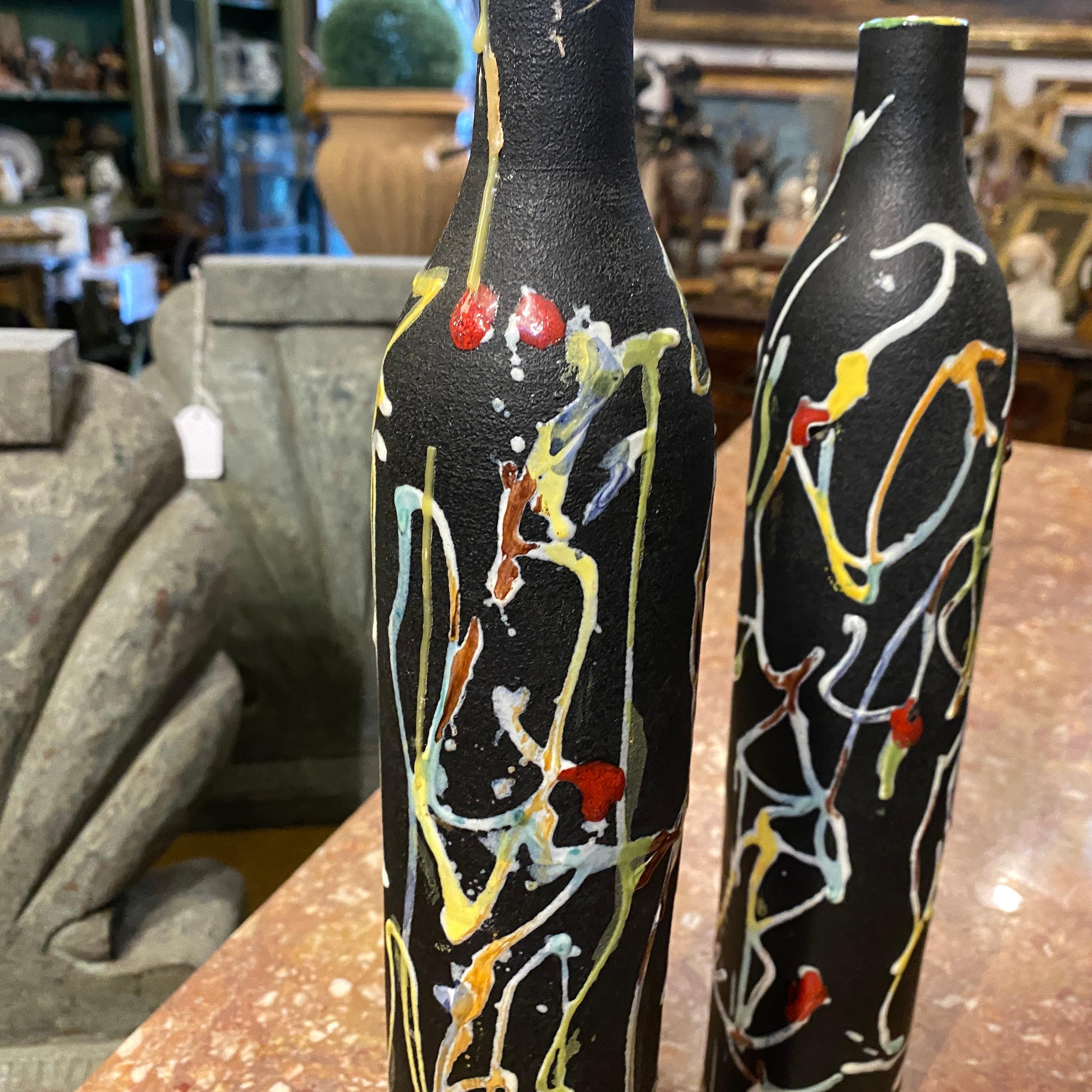 Dos jarrones-botella de cerámica pintados a mano y fabricados en Italia en la década de 1970 para Millefiori Cucchi, famoso licor italiano, por Ce.As Albisola. Estos Jarrones Botella de Ce.As Albisola son un testimonio del perdurable atractivo de la