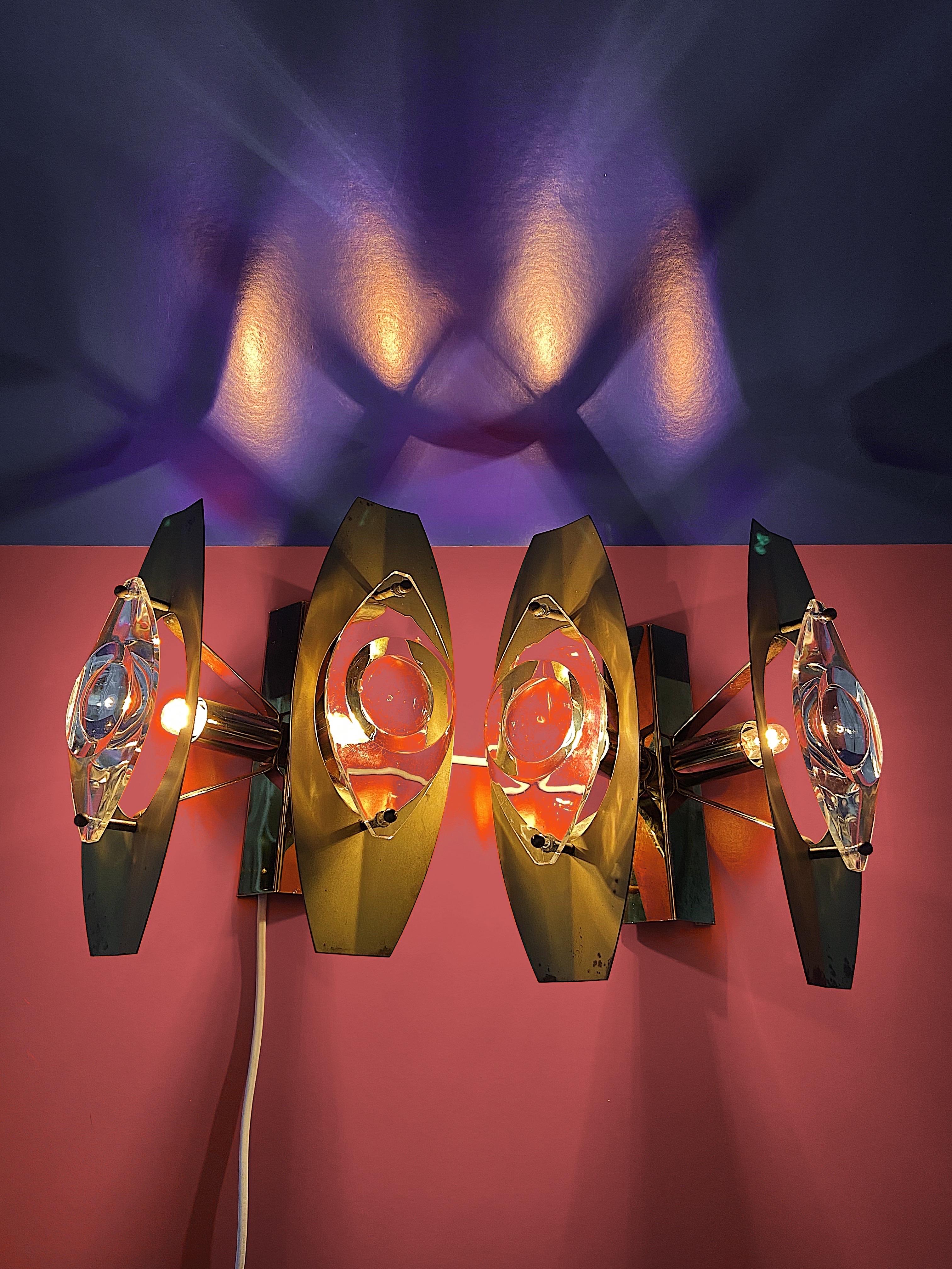 Paire d'appliques murales conçues par Oscar Torlasco. Trouver la structure en or est très rare. Fabriqué en Italie dans les années 1970. Chaque lampe a deux ampoules. Vendu par paire.
Les lentilles de verre sont en verre Murano. Les créations