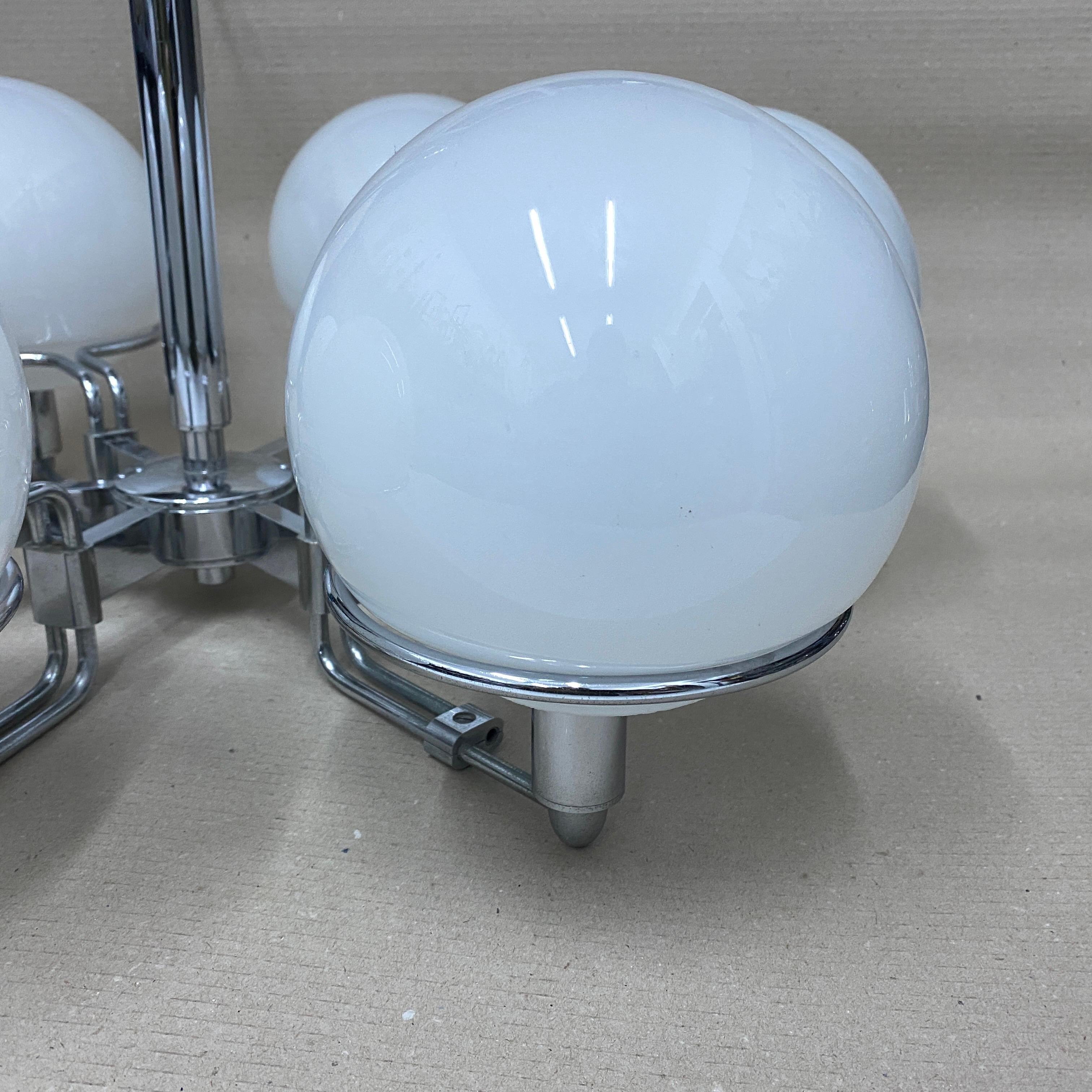 Ensemble de deux suspensions italiennes de l'ère spatiale en verre opalin et métal chromé des années 1970 en vente 1