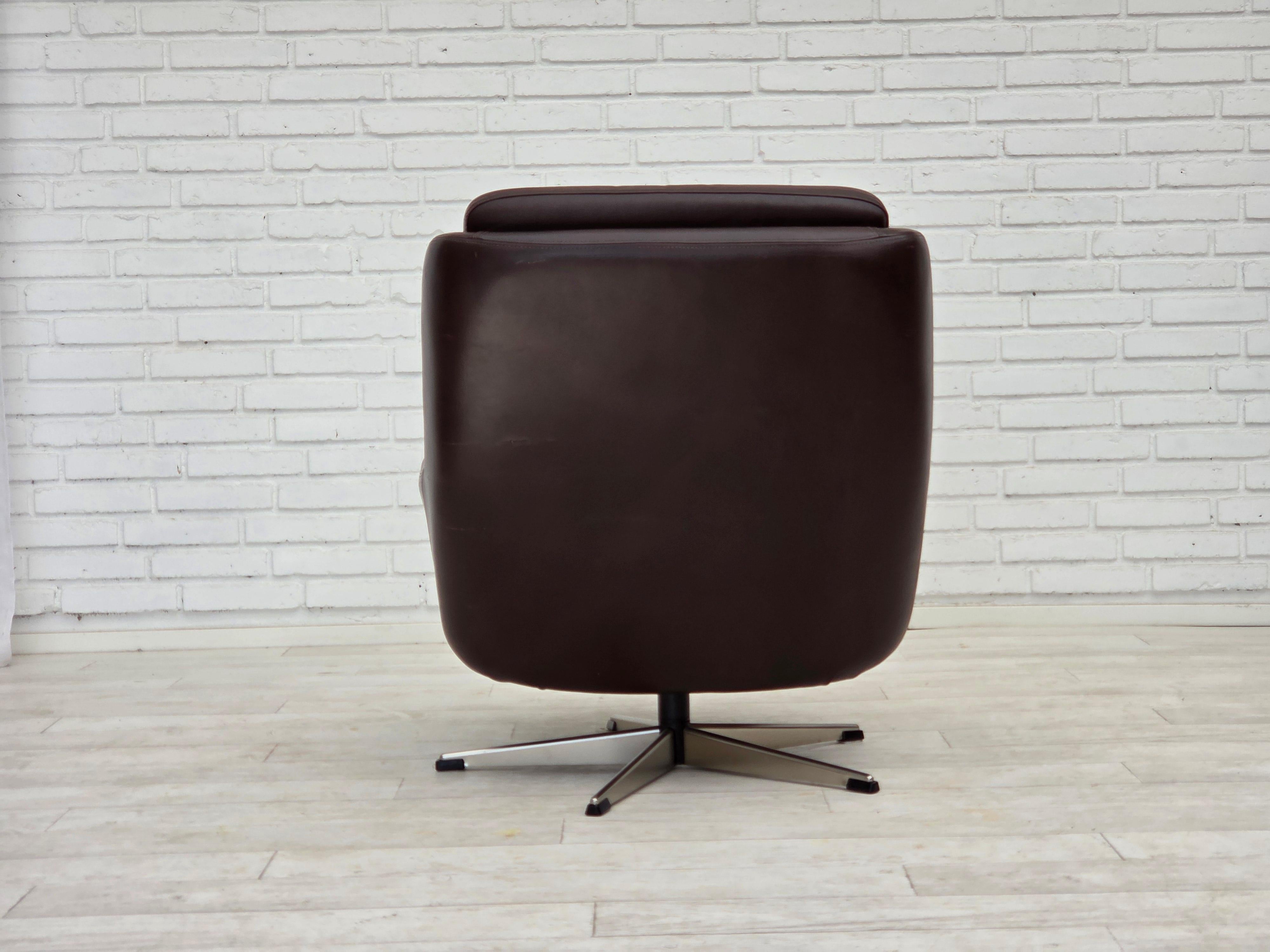 1970, ensemble de deux chaises longues pivotantes avec pouf, cuir. en vente 3