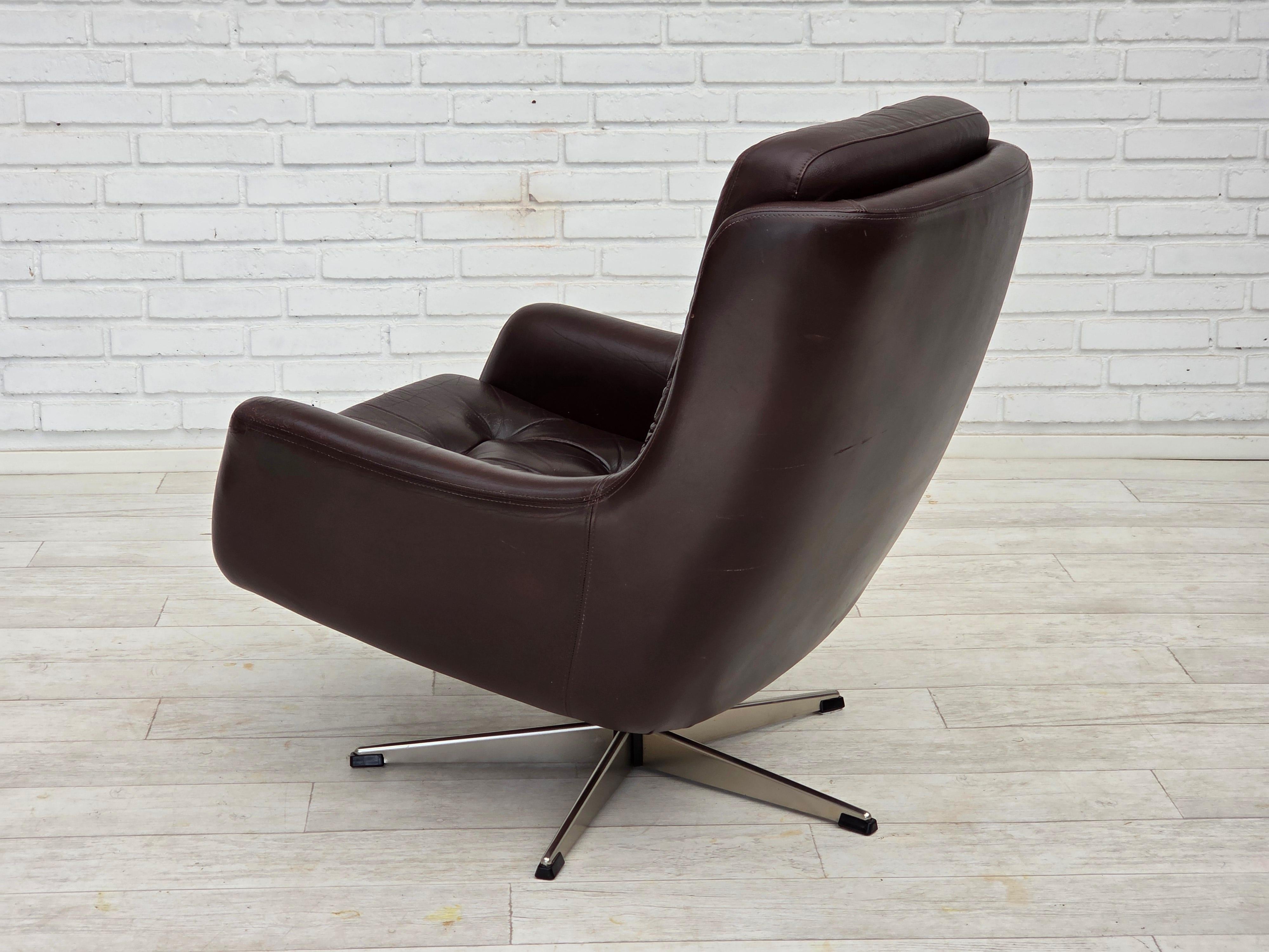 1970, ensemble de deux chaises longues pivotantes avec pouf, cuir. en vente 4