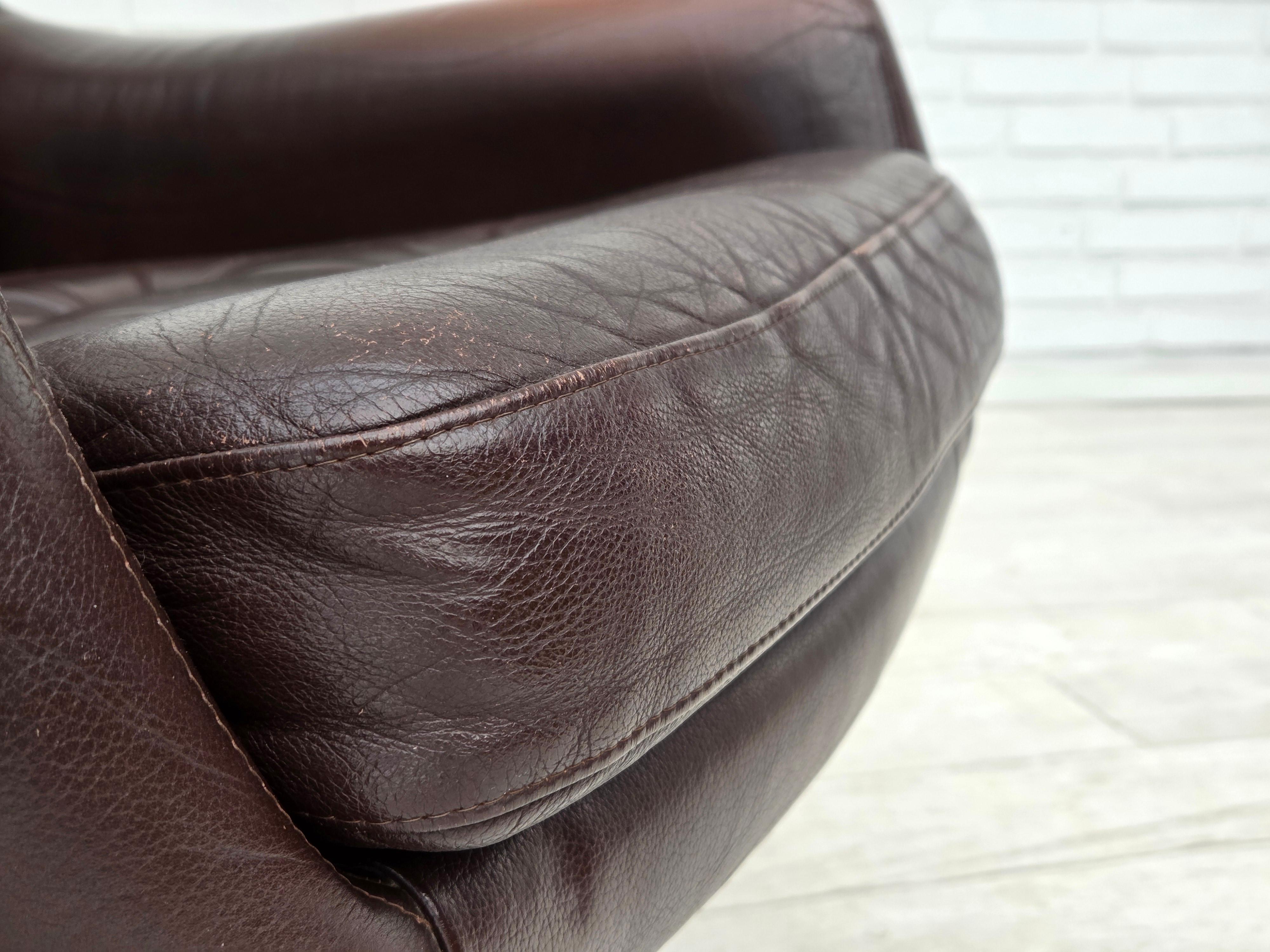 1970, ensemble de deux chaises longues pivotantes avec pouf, cuir. en vente 5