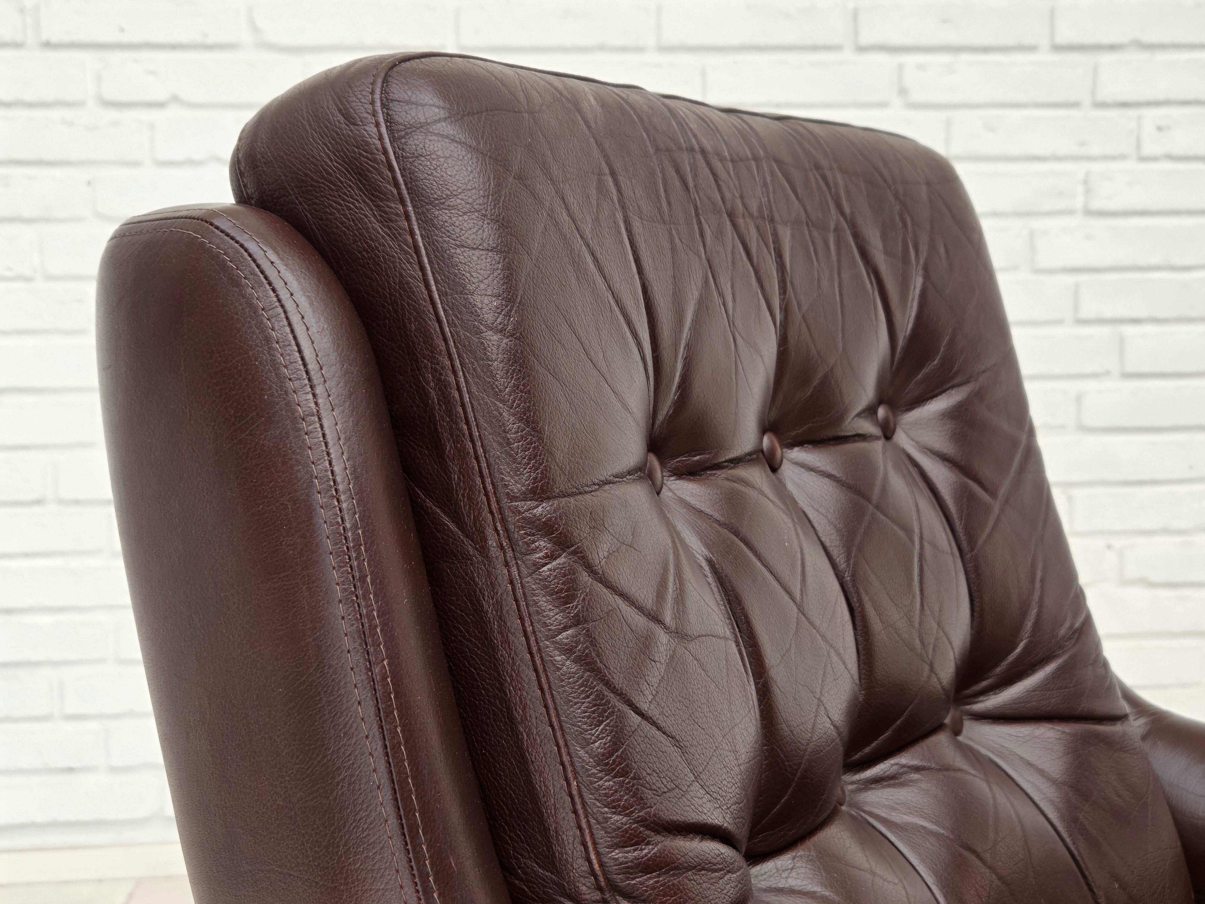 1970, ensemble de deux chaises longues pivotantes avec pouf, cuir. en vente 6