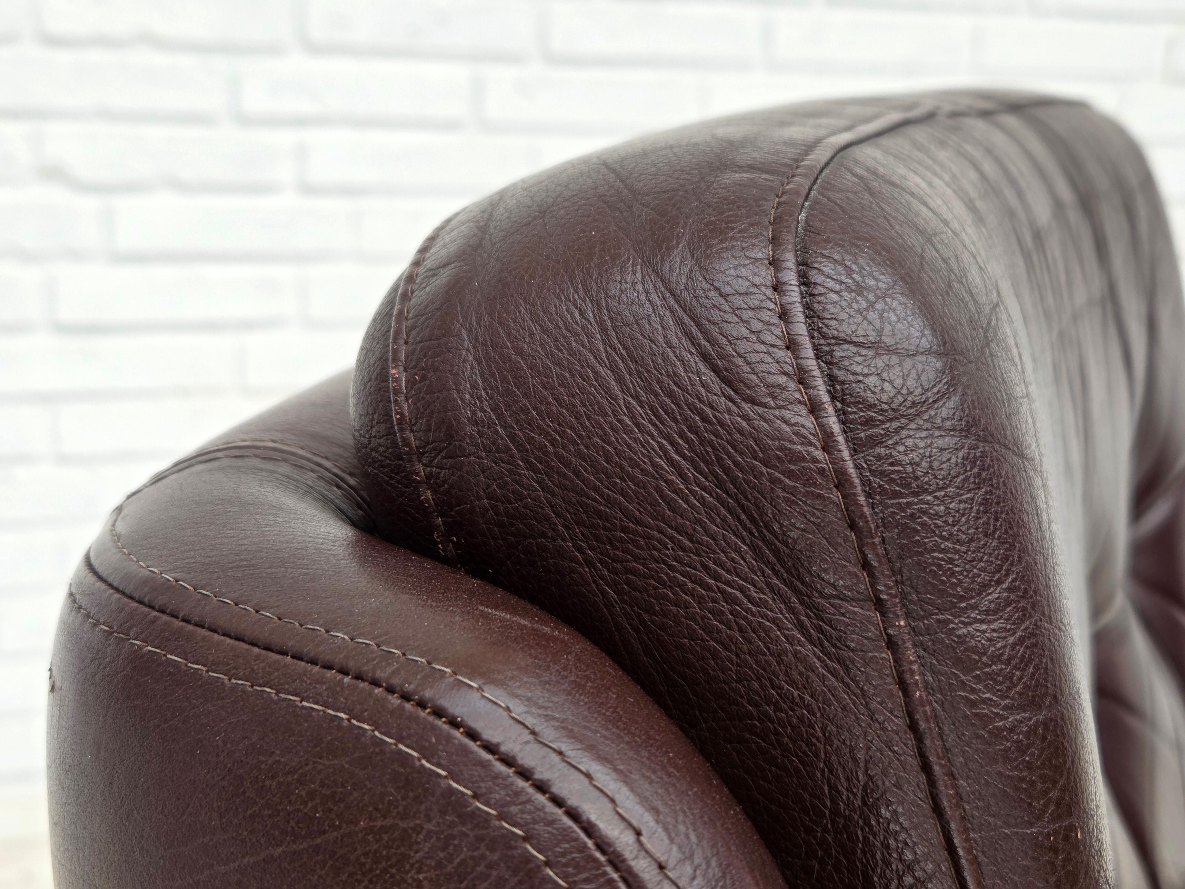 1970, ensemble de deux chaises longues pivotantes avec pouf, cuir. en vente 7