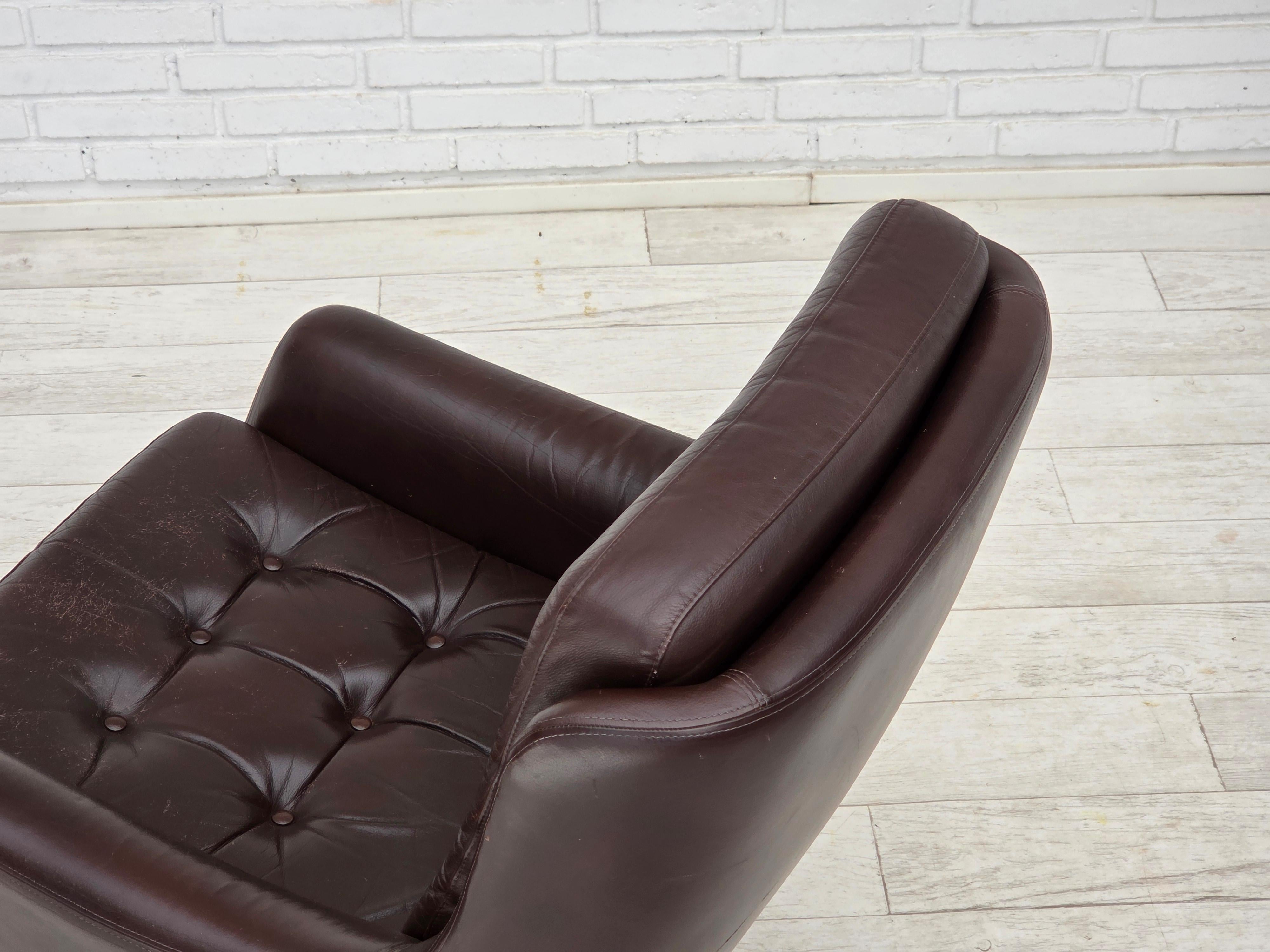 1970, ensemble de deux chaises longues pivotantes avec pouf, cuir. en vente 9