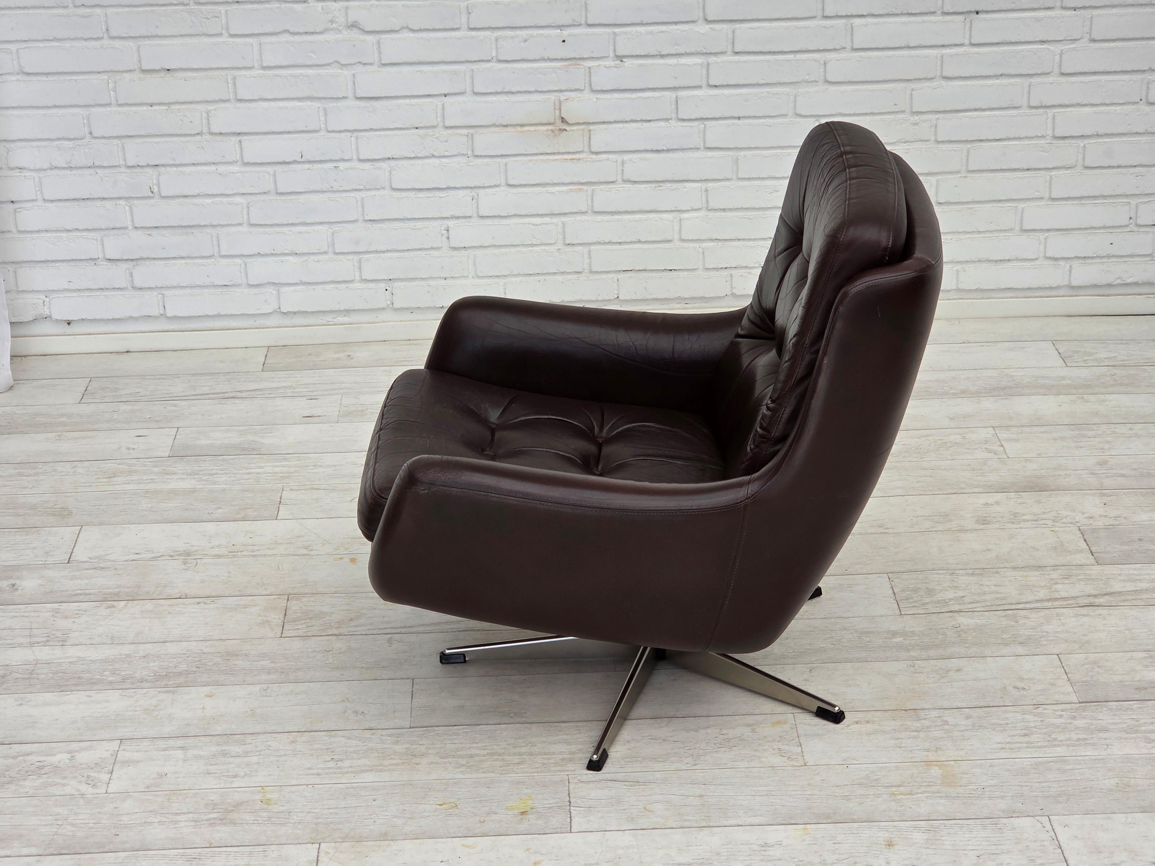 1970, ensemble de deux chaises longues pivotantes avec pouf, cuir. en vente 10