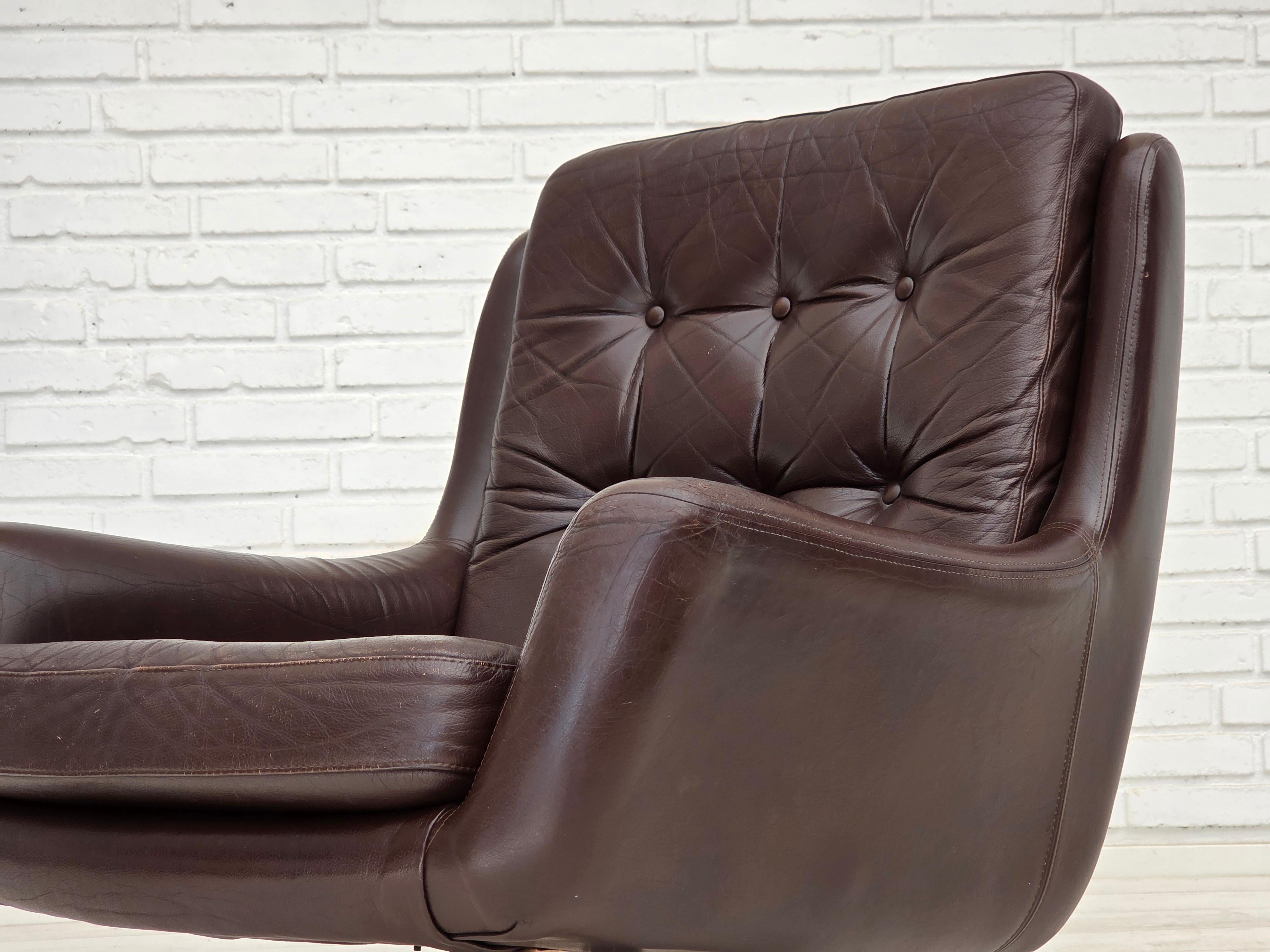 1970, ensemble de deux chaises longues pivotantes avec pouf, cuir. en vente 11