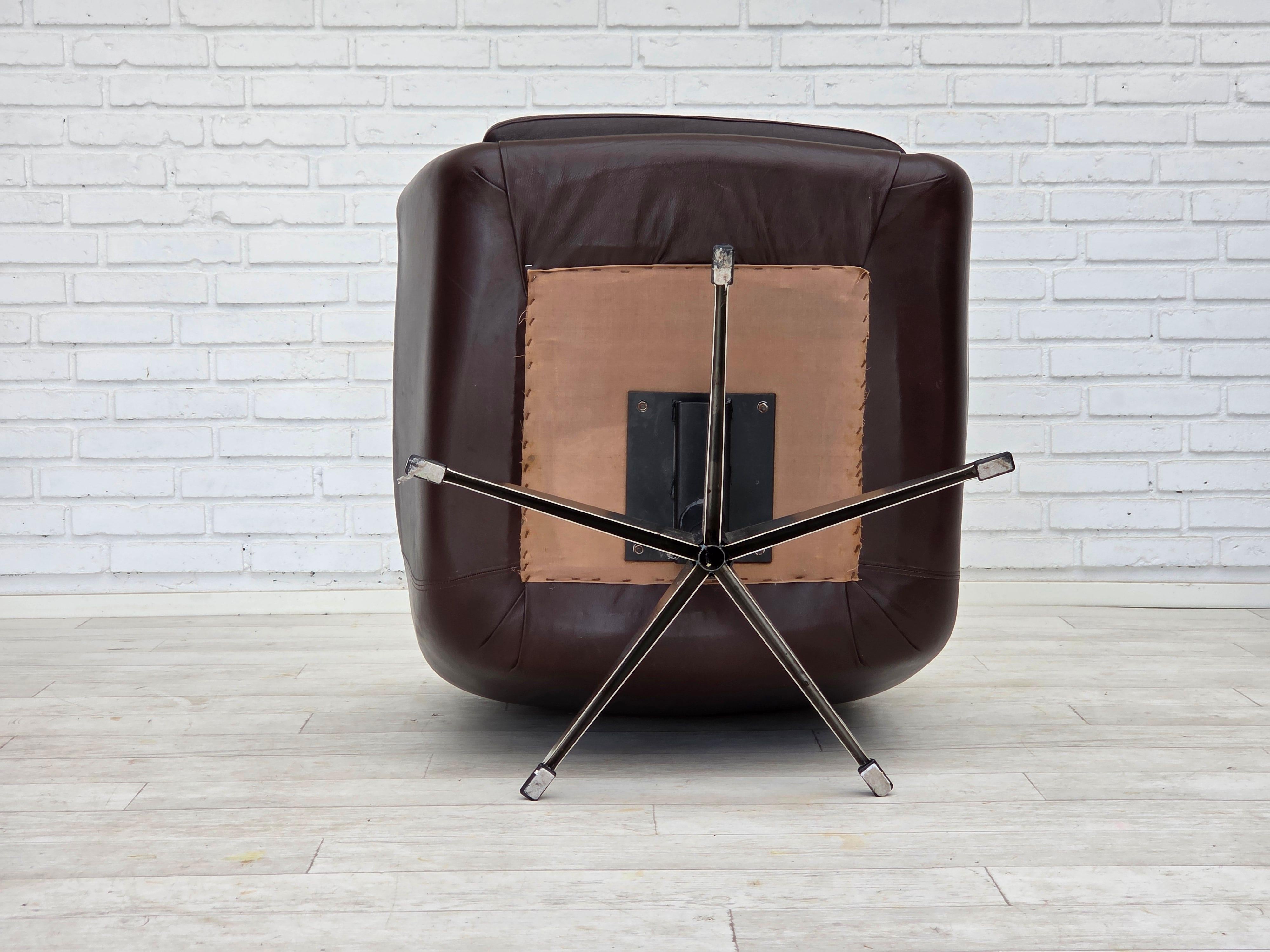 1970, ensemble de deux chaises longues pivotantes avec pouf, cuir. en vente 12