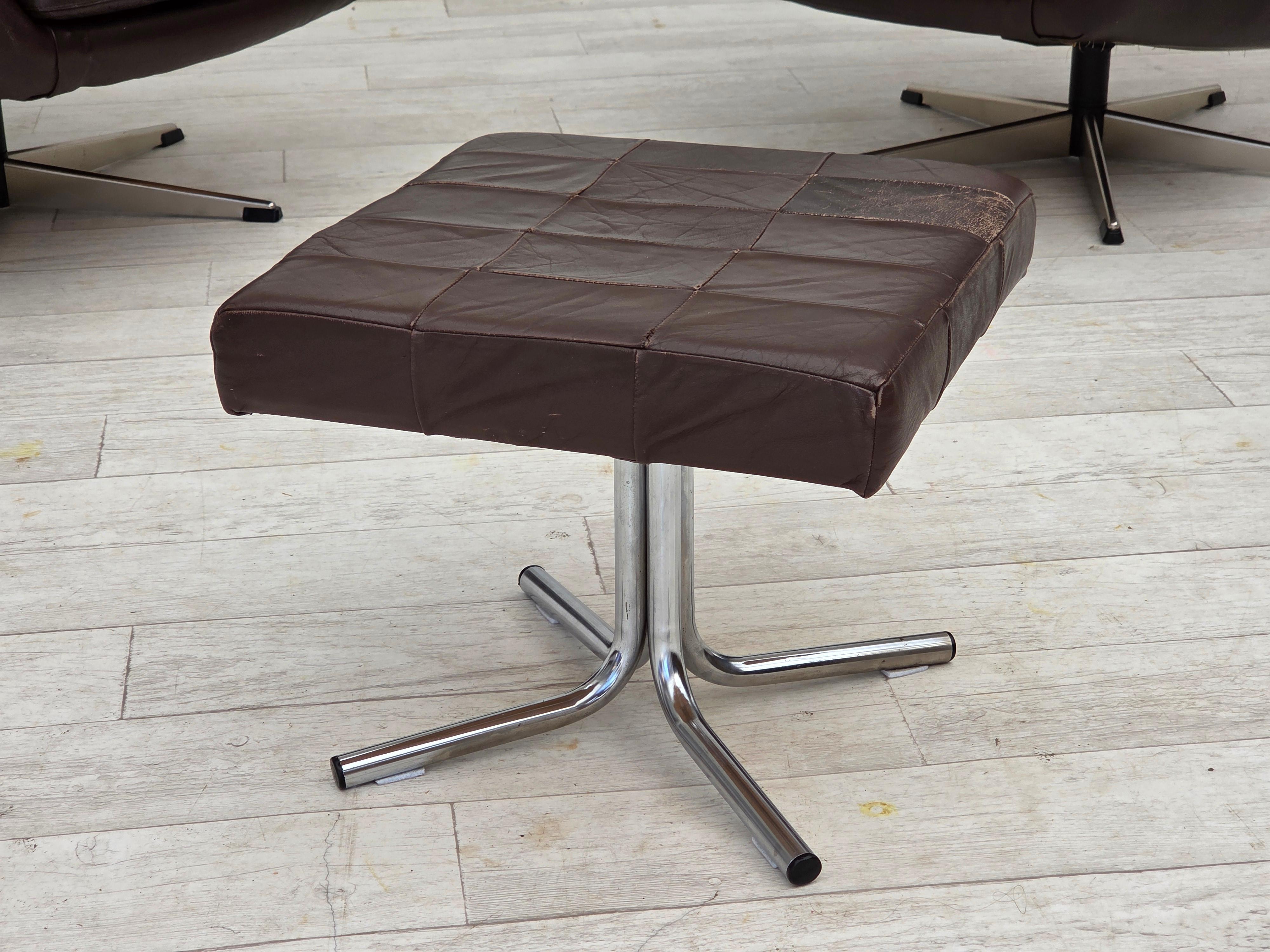 1970, ensemble de deux chaises longues pivotantes avec pouf. Très bon état d'origine : pas d'odeurs, pas de taches et construction stable. Signes normaux d'utilisation. Cuir d'ameublement marron d'origine, acier chromé. Fabriqué par un fabricant de
